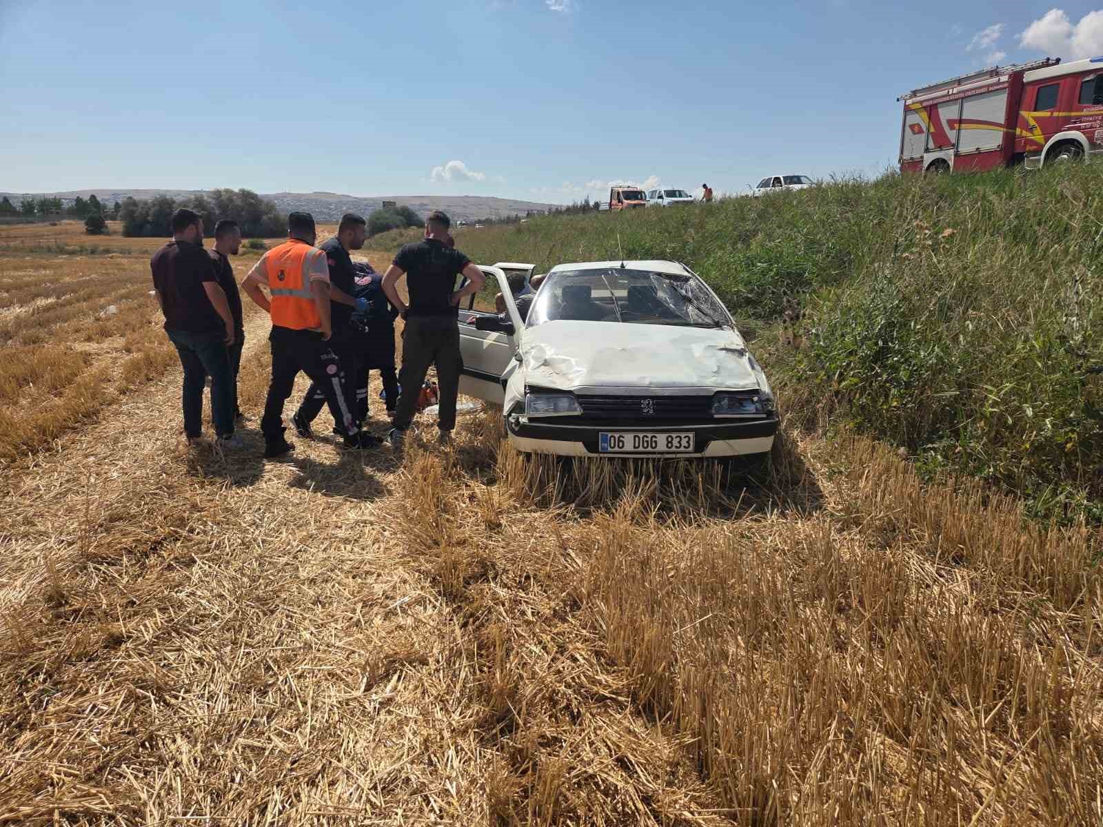 ANKARA’DA 2 OTOMOBİLİN KARIŞTIĞI TRAFİK KAZASINDA 5 KİŞİ YARALANDI. KAZADA İKİ ARAÇ DA TAKLA ATARAK YOL KENARINDAKİ UÇURUMA YUVARLANDI.