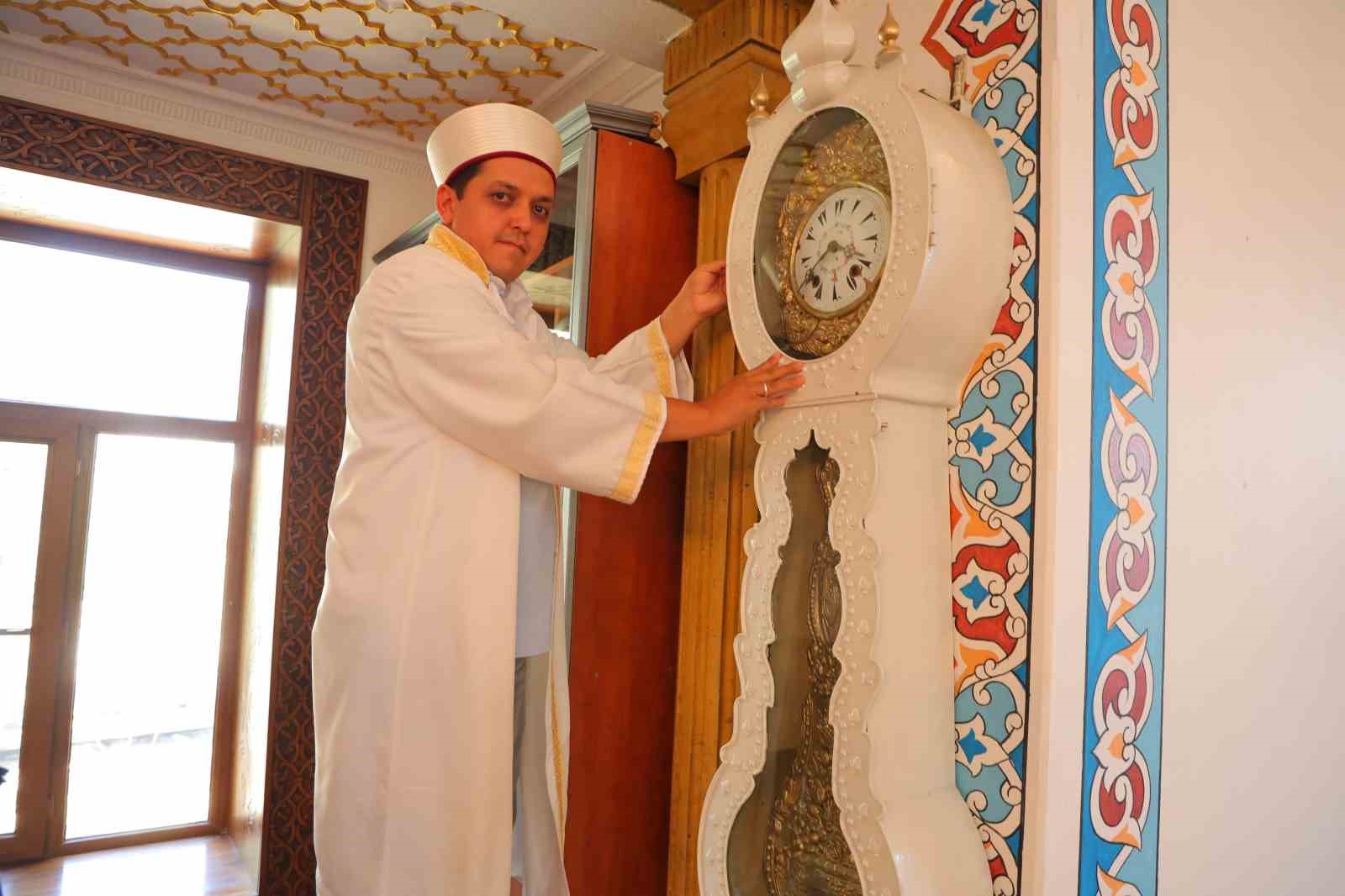 ONİKİŞUBAT İLÇESİ YÖRÜKSELİM MAHALLESİ’NDEKİ BEYAZITLI CAMİ, KAHRAMANMARAŞ İL MİLLİ EĞİTİM MÜDÜRLÜĞÜNÜN HAZIRLADIĞI KAYNAKTA BEYAZITOĞULLARI’NDAN HACI ABDULLAH BEY TARAFINDAN HİCRİ 1027, MİLADİ 1618 YILINDA YAPTIRILMIŞ OLARAK YER ALIYOR