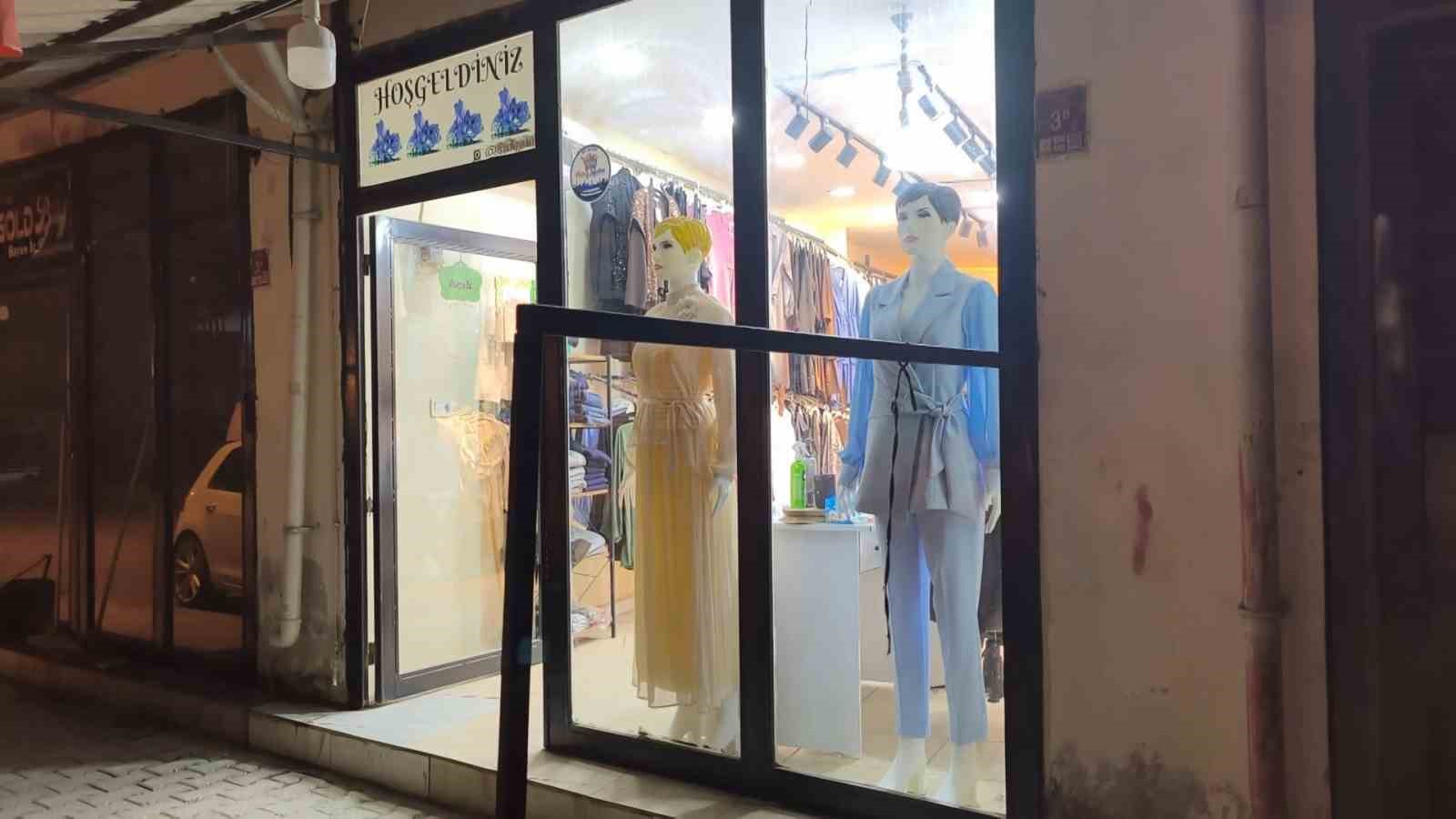 HATAY’IN REYHANLI İLÇESİNDE BİR GİYİM MAĞAZASINA MÜŞTERİ GİBİ GELEN 2 KADIN, ÇALIŞANI OYALAYARAK KASADAN BİN TL PARA ÇALDI.