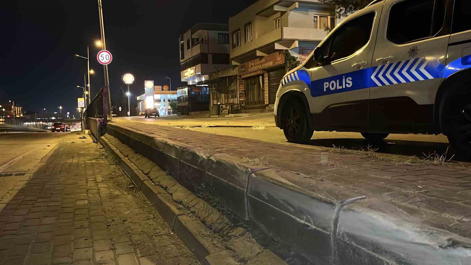 BURSA’DA İDDİAYA GÖRE MAKAS ATAN OTOMOBİL, BATÇIĞA GİRMEDEN REFÜJE ÇARPTI. ÇARPMANIN ETKİSİYLE YAN YOLA ÇIKAN OTOMOBİL HURDAYA DÖNDÜ. KAZADA 17 YAŞINDAKİ SÜRÜCÜ HAYATINI KAYBEDERKEN, YOLCU İSE AĞIR YARALANDI.