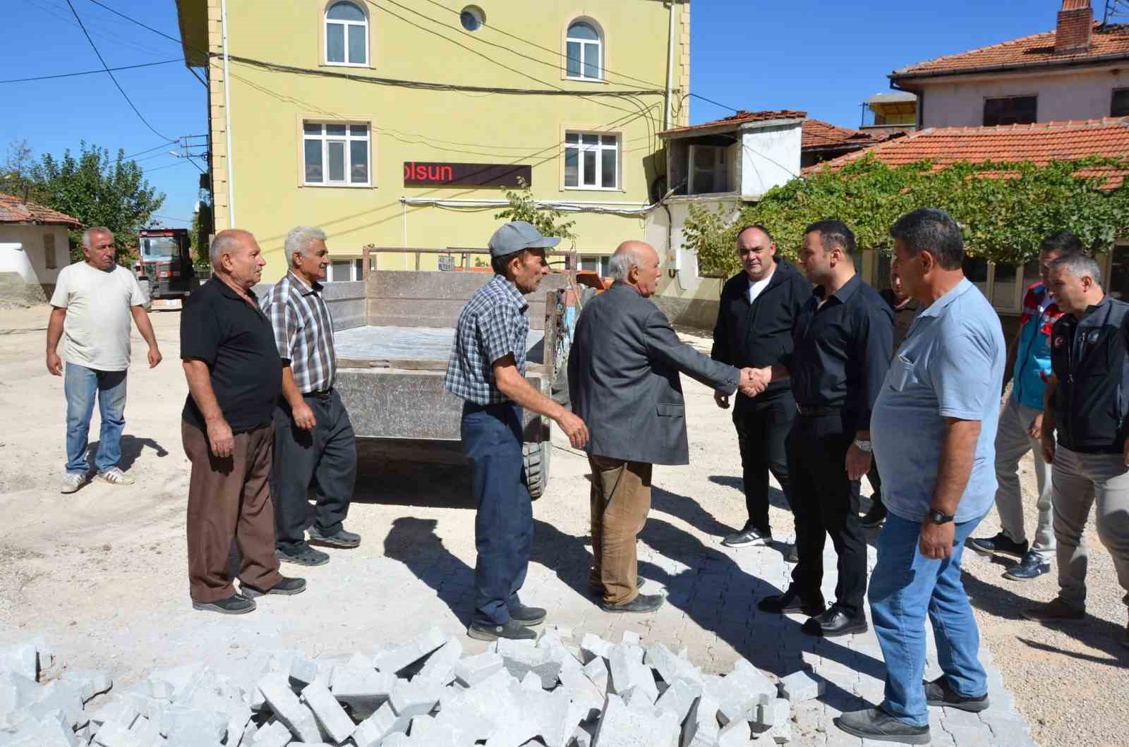 KÜTAHYA’NIN EMET İLÇESİNDE KAYMAKAM MEHMET ALPEREN BAŞKAPAN, ESELER KÖYÜNDE DEVAM EDEN ÜST YAPI ÇALIŞMALARINI YERİNDE İNCELEYEREK VATANDAŞLARLA BİR ARAYA GELDİ.