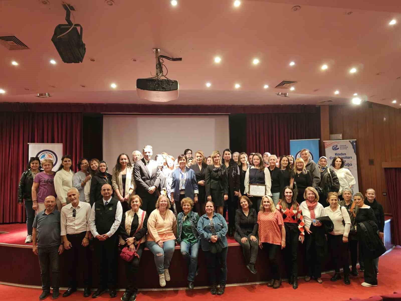 ESKİŞEHİR BÜYÜKŞEHİR BELEDİYESİ, AFETLERE KARŞI TOPLUMSAL FARKINDALIĞIN ARTTIRILMASI VE AFET SONRASINDA BİREYLERİN RUHSAL AÇIDAN DESTEKLENMESİNE YÖNELİK ÇALIŞMALARINI SÜRDÜRÜYOR. BU KAPSAMDA "AFETLERDE PSİKOSOSYAL DESTEK SEMİNERİ" GERÇEKLEŞTİ.