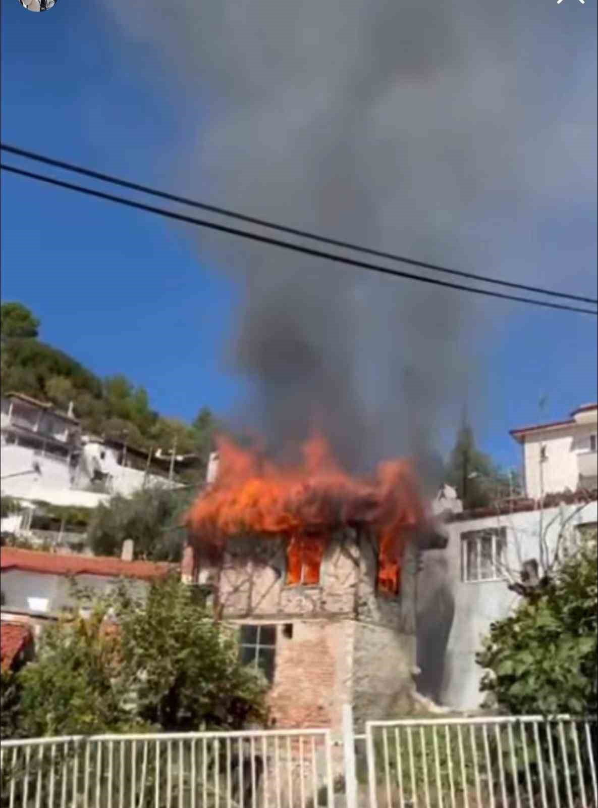 MUĞLA'DA METRUK BİNADA YANGIN PANİĞİ