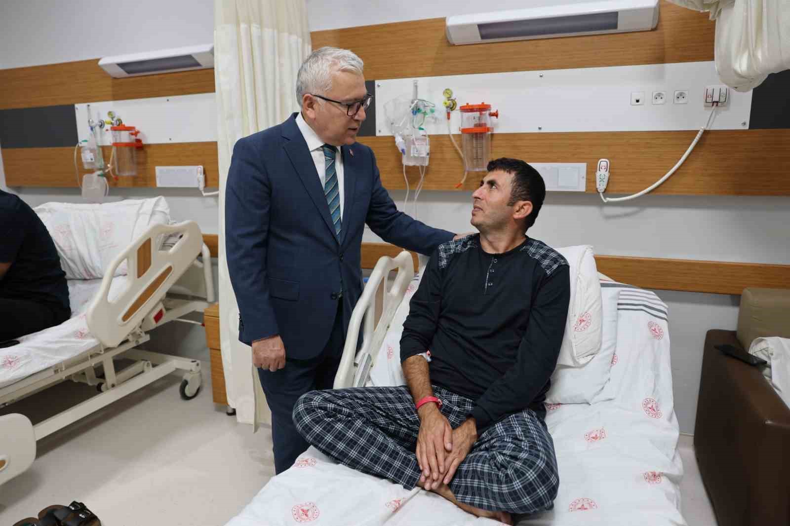 SİVAS VALİSİ YILMAZ ŞİMŞEK, TURHAL ŞEKER FABRİKASI’NDA MEYDANA GELEN KARBONMONOKSİT ZEHİRLENMESİ SONRASI SİVAS’TA TEDAVİ ALTINA ALINAN İŞÇİLERİ HASTANEDE ZİYARET ETTİ.