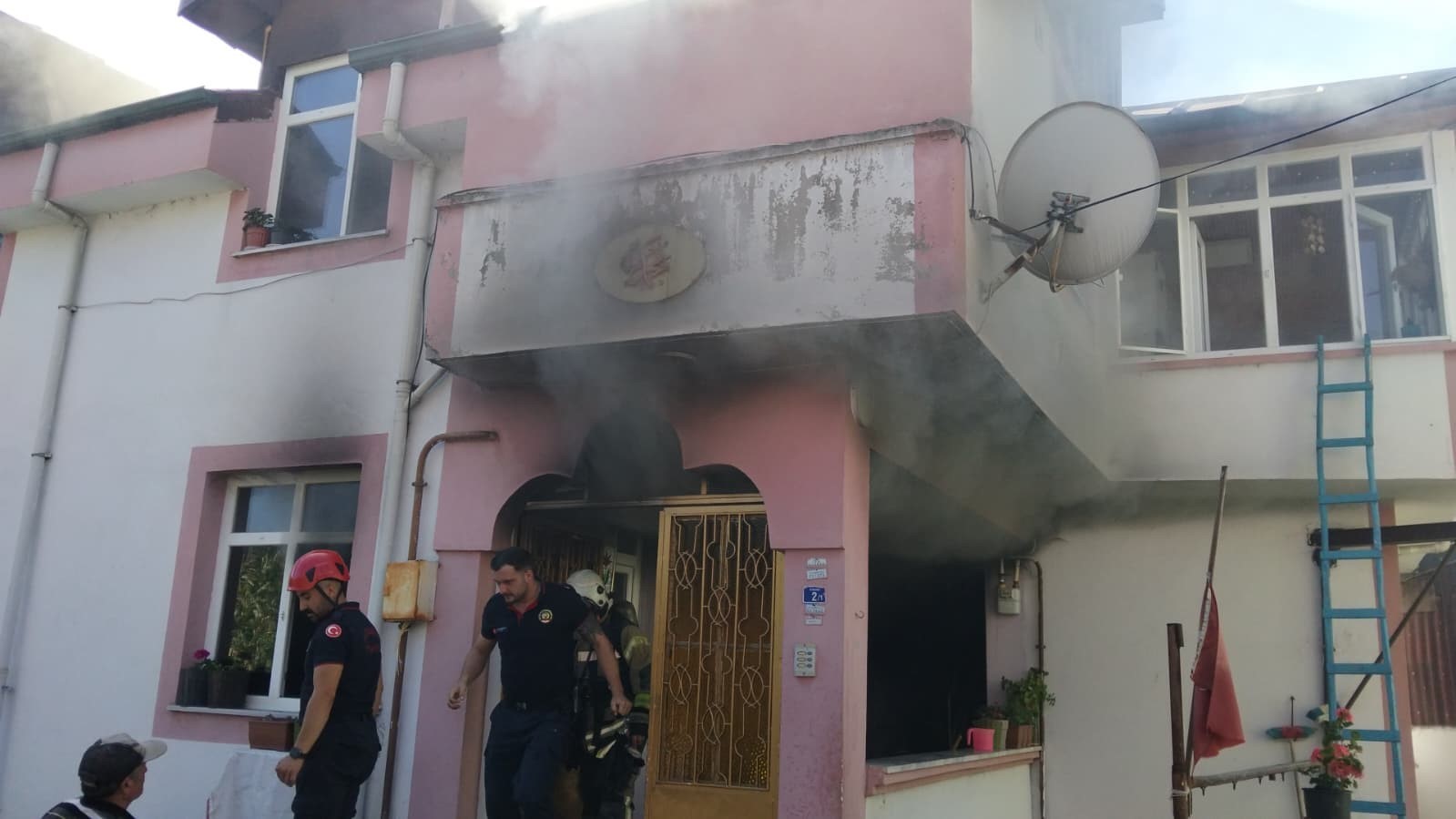 KOCAELİ'NİN KARTEPE İLÇESİNDE YATAK ODASINDA BAŞLAYAN YANGINDAN EV SAHİPLERİ YARA ALMADAN KURTULDU.