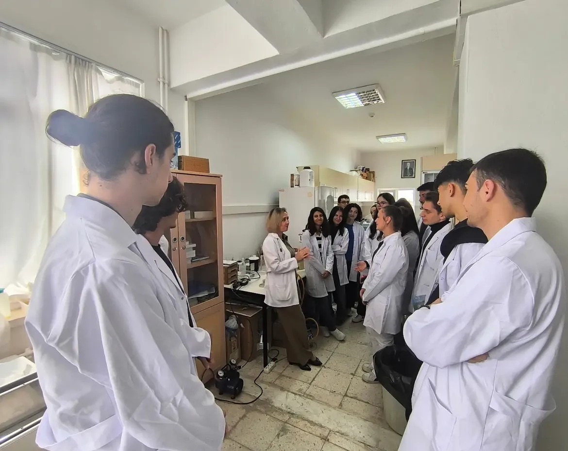 SİNOP ÜNİVERSİTESİ FEN EDEBİYAT FAKÜLTESİ BİYOLOJİ BÖLÜMÜ 1. SINIF ÖĞRENCİLERİ, DÜZENLENEN ORYANTASYON VE TANITIM ETKİNLİĞİ KAPSAMINDA BÖLÜM ARAŞTIRMA LABORATUVARLARINI ZİYARET ETTİ.