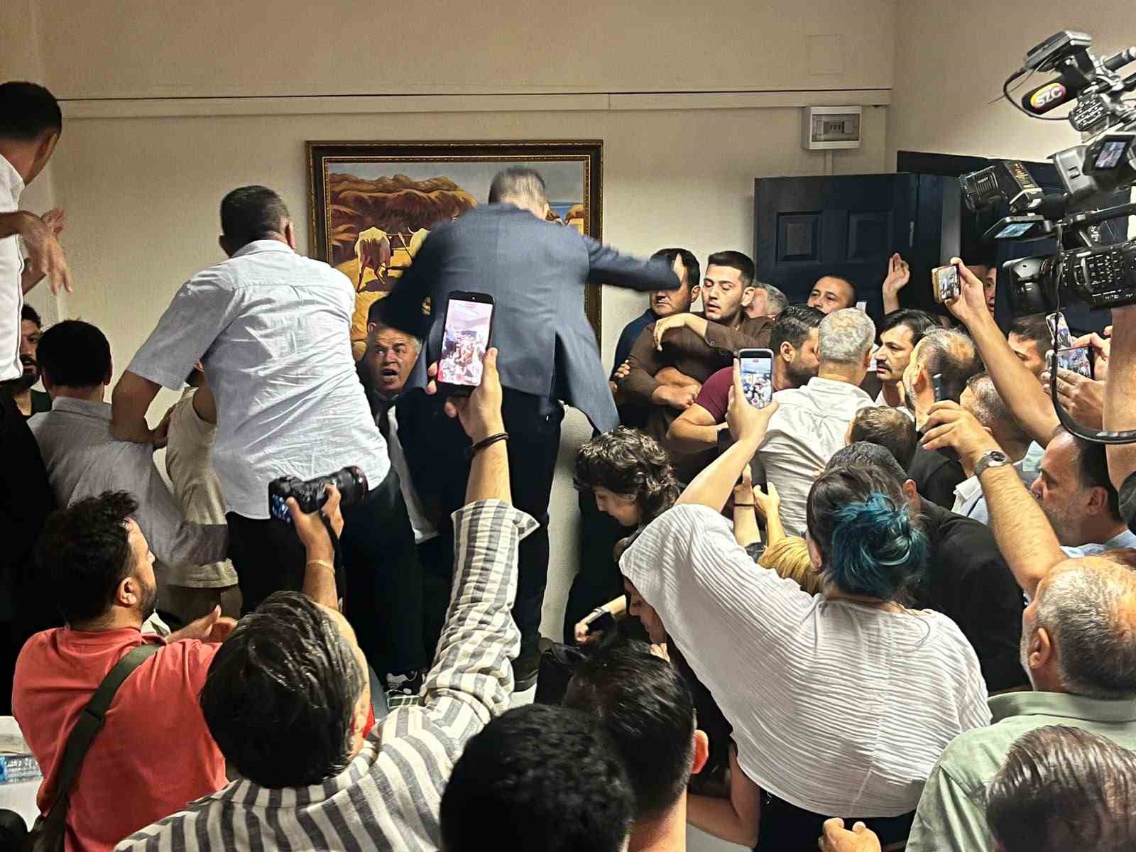 SEÇİMİN SON TURU ÖNCESİNDE CHP VE YENİ PARTİ GRUPLARI ARASINDA BAŞLAYAN TARTIŞMA KAVGAYA DÖNÜŞÜRKEN, AK PARTİLİ MECLİS ÜYELERİNİN DE DAHİL OLDUĞU OLAYDA YUMRUKLAŞMALAR YAŞANDI.