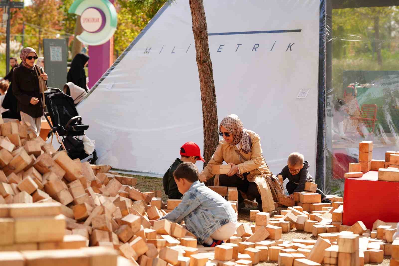 RAMİ KÜTÜPHANESİ’NDE DÜZENLENEN AİLEFEST, 825 BİN ZİYARETÇİYİ AĞIRLAYARAK SONA ERDİ. FESTİVAL BOYUNCA ÇOCUKLARDAN GENÇLERE, ANNE-BABALARDAN BÜYÜKANNE VE BÜYÜKBABALARA KADAR HER YAŞTAN ZİYARETÇİ; KÜLTÜR, SANAT, EĞİTİM VE EĞLENCE DOLU ETKİNLİKLERDE BİR ARAYA GELDİ.