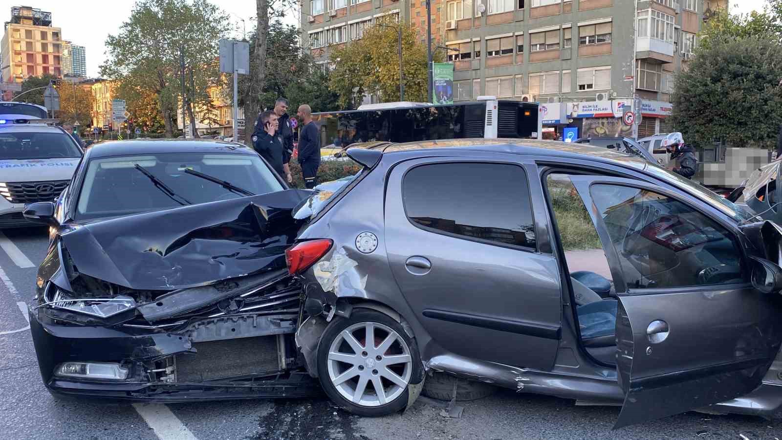 BEŞİKTAŞ’TA, 5 ARACIN KARIŞTIĞI ZİNCİRLEME KAZASI MEYDANA GELDİ. OLAY SONRASI, BİR TRAFİK POLİSİ YENİ BİR KAZA YAŞANMAMASI İÇİN YAĞIN ÜZERİNİ TOPRAKLA KAPATTI.