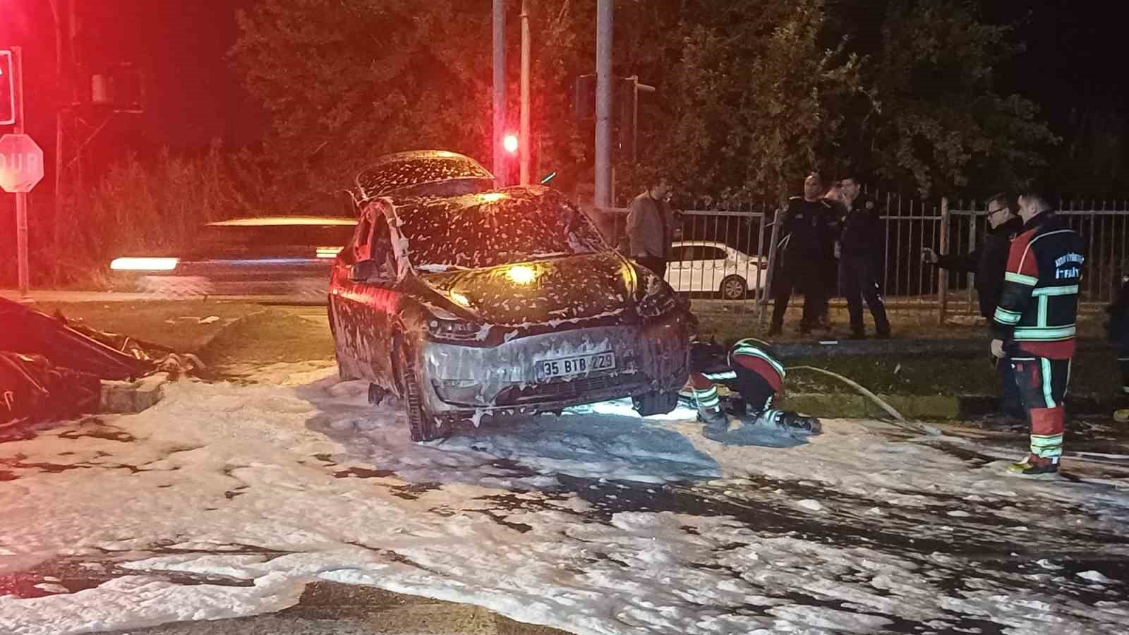 AYDIN’IN EFELER İLÇESİNDE TIRLA ÇARPIŞTIKTAN SONRA ALEV TOPUNA DÖNEN TESLA MARKA ELEKTRİKLİ OTOMOBİLİN YANGININA İTFAİYE EKİPLERİ, 3 BİN DERECEYE KADAR DAYANIKLI ÖZEL YANGIN BATTANİYESİYLE MÜDAHALE ETTİ, YAKLAŞIK 3 SAAT SÜREN ÇALIŞMALARIN ARDINDAN SÖNDÜRÜLEN OTOMOBİL İSE KÜLE DÖNDÜ.