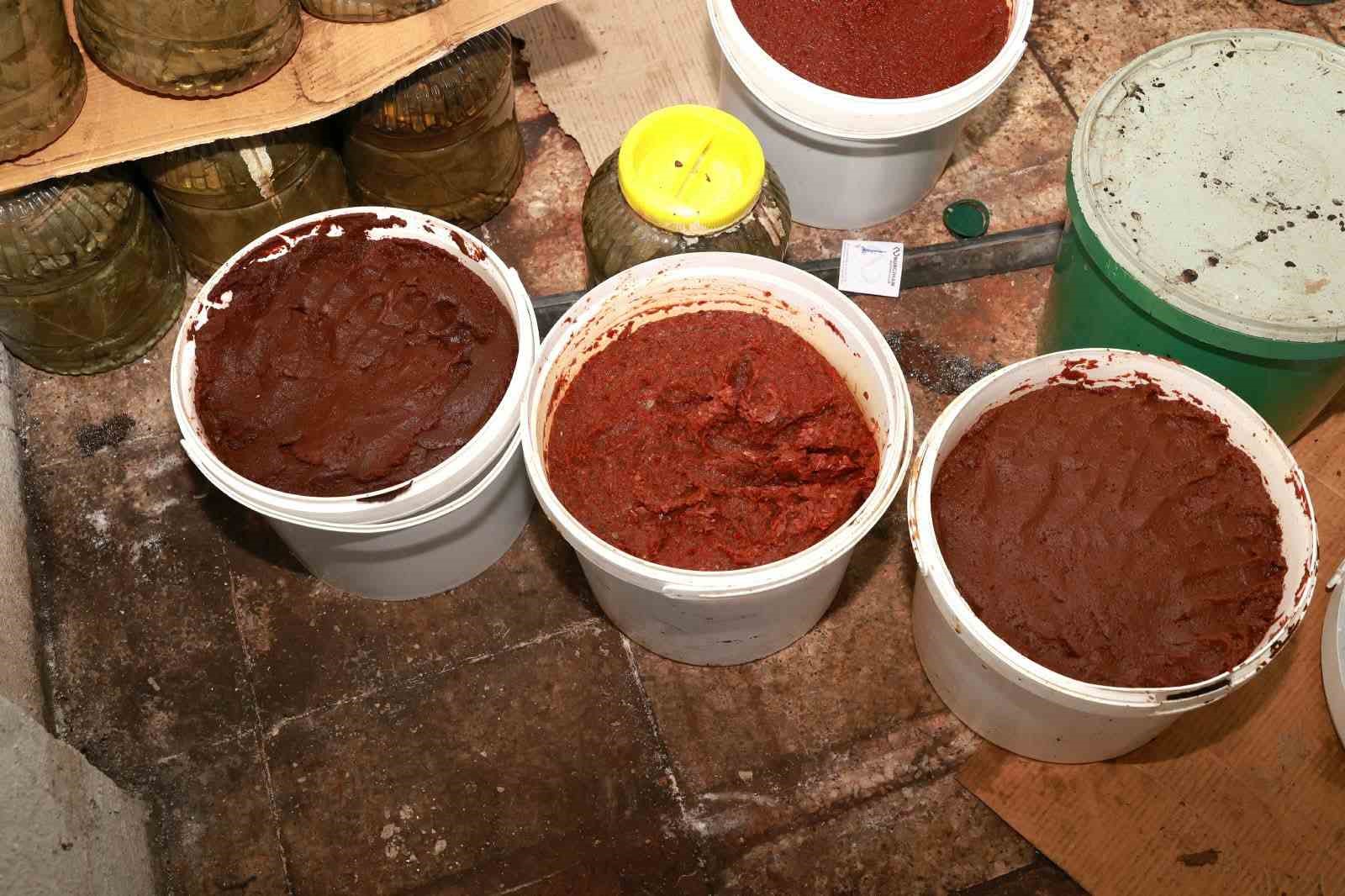 OSMANGAZİ BELEDİYESİ, HALK SAĞLIĞINI TEHDİT EDENLERE KARŞI DENETİMLERİNİ 7 GÜN 24 SAAT SÜRDÜRÜYOR. OSMANGAZİ BELEDİYESİ ZABITA MÜDÜRLÜĞÜ EKİPLERİNİN GERÇEKLEŞTİRDİĞİ DENETİMDE, RUHSATSIZ BİR DEPODA SAĞLIKSIZ KOŞULLARDA MUHAFAZA EDİLEN VE KÜFLENDİĞİ TESPİT EDİLEN YAKLAŞIK 6 BİN 500 KİLOGRAM GIDA ÜRÜNÜ ELE GEÇİRİLEREK İMHA EDİLDİ.