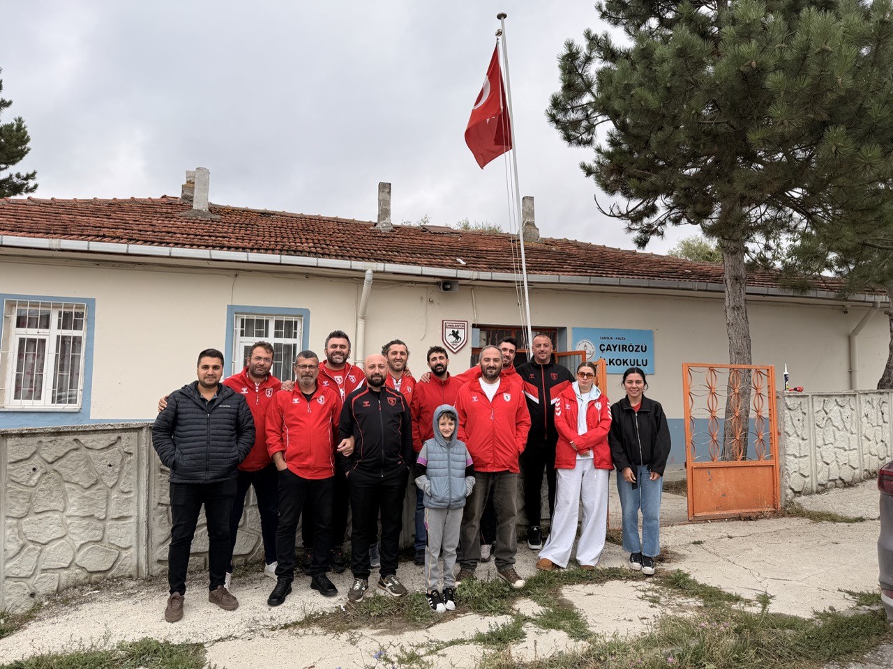 1965 SAMSUNSPOR DERNEĞİ TARAFINDAN BU YIL 3’ÜNCÜSÜ DÜZENLENEN “BU ŞEHRİN ÇOCUKLARI SAMSUNSPORLUDUR” KAMPANYASI KAPSAMINDA, KAVAK VE HAVZA İLÇELERİNDEKİ KIRSAL MAHALLE OKULLARINDA EĞİTİM GÖREN 100’DEN FAZLA ÖĞRENCİYE SAMSUNSPOR TEMALI ÇANTA VE KIRTASİYE SETLERİ HEDİYE EDİLDİ.