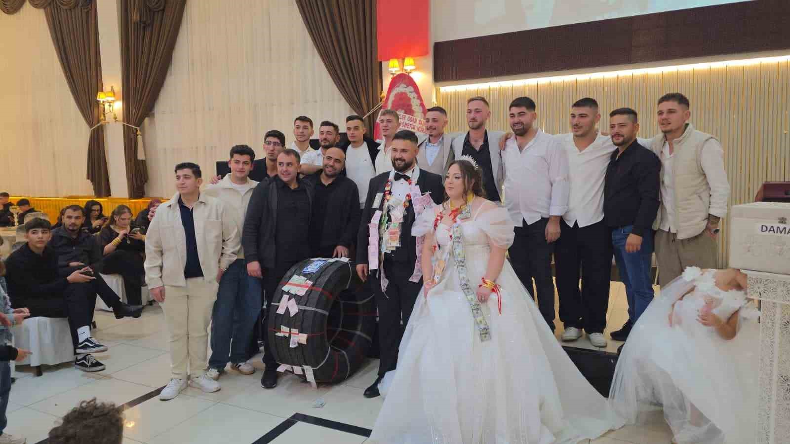 BALIKESİR'İN BANDIRMA İLÇESİNDE DÜZENLENEN DÜĞÜNDE, DAMADIN TIR ŞOFÖRÜ OLMASI NEDENİYLE ARKADAŞLARI TARAFINDAN TAKI OLARAK TIR LASTİĞİ HEDİYE EDİLDİ. ALIŞILMIŞIN DIŞINDAKİ TAKI MERASİMİ, DÜĞÜNE KATILANLARIN ŞAŞKINLIKLA İZLEDİĞİ ANLARA SAHNE OLDU.