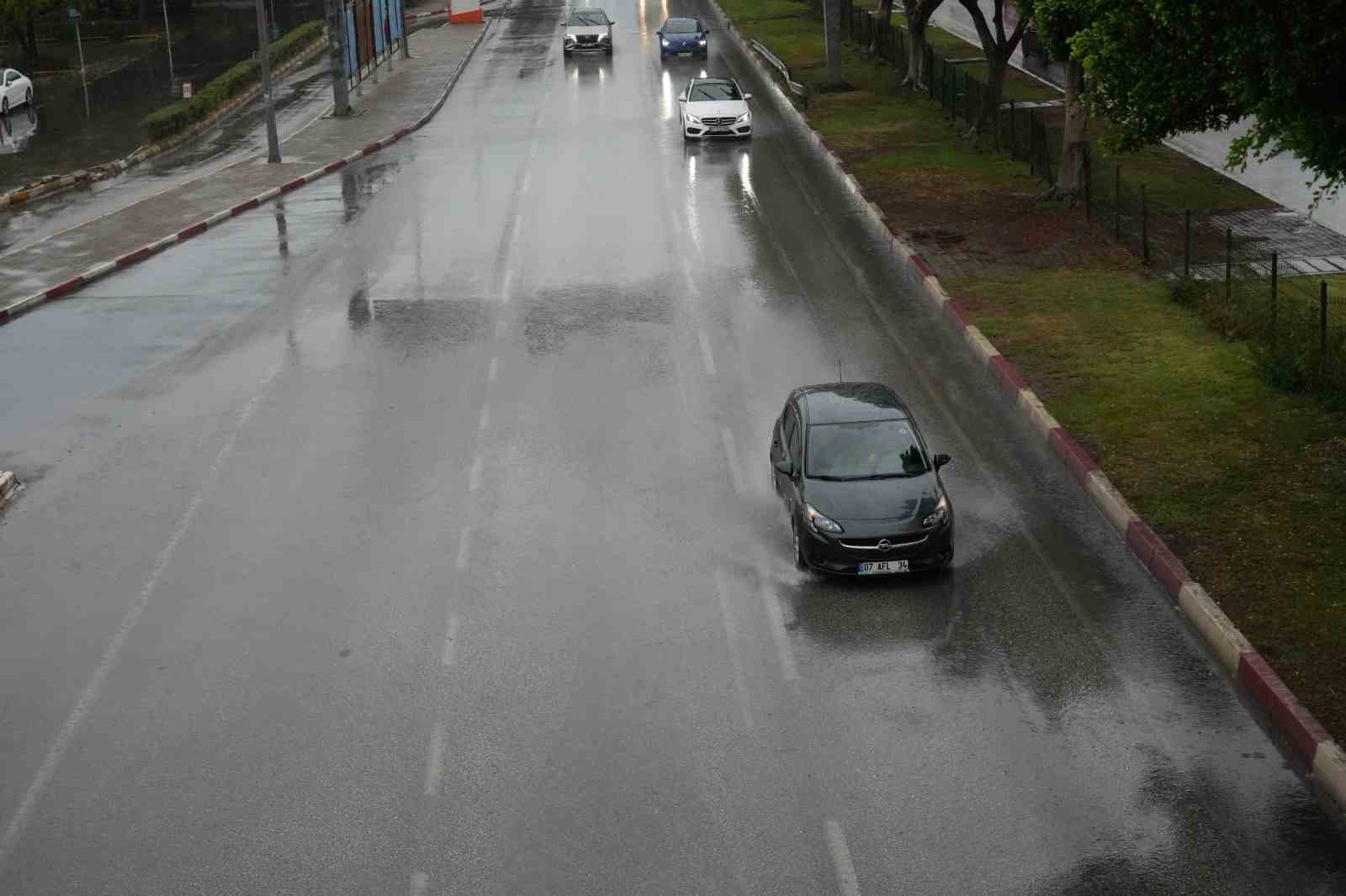 ANTALYA'DA SABAH SAATLERİNDEN İTİBAREN ETKİLİ OLAN SAĞANAK, GÜNLÜK YAŞAMI OLUMSUZ ETKİLEDİ. CADDE VE SOKAKLARDA SU BİRİKİNTİLERİ OLUŞURKEN, KENT SAKİNLERİ VE TURİSTLER ŞEMSİYE VE YAĞMURLUKLARLA YAĞIŞTAN KORUNMAYA ÇALIŞTI.