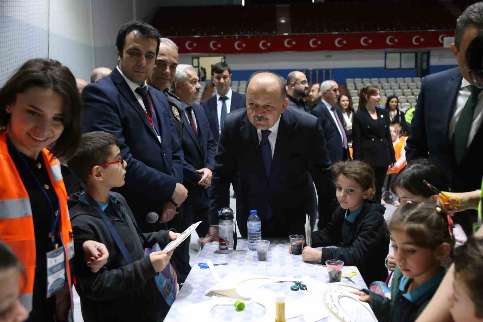 TÜBİTAK 4007 BİLİM ŞENLİKLERİ DESTEKLEME PROGRAMI KAPSAMINDA GERÇEKLEŞTİRİLEN ŞENLİKTE, "YAYALAR KIRMIZI ÇİZGİMİZ" ETKİNLİĞİ, MOBİL TRAFİK EĞİTİM TIRI, DEPREM ALANI STANDI VE MÜGE ANLI VE DOSTLARI MOBİL AŞEVİ ÖĞRENCİLERLE BULUŞTU.