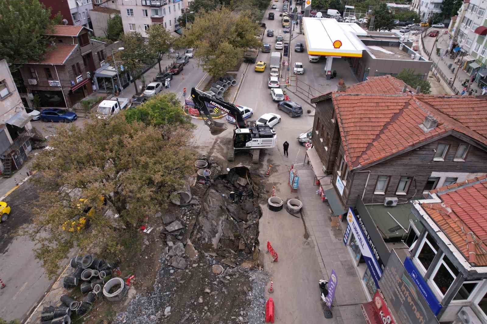 İSTANBUL EYÜPSULTAN’DA DEVAM EDEN ALTYAPI ÇALIŞMALARINDA SABAH SAATLERİNDE KISMİ ÇÖKME MEYDANA GELDİ. ÇÖKMENİN YAŞANDIĞI NOKTA HAVADAN GÖRÜNTÜLENİRKEN, ÇEVRE ESNAFI ÇALIŞMALARIN BİR AN ÖNCE BİTMESİNİ İSTEDİ.