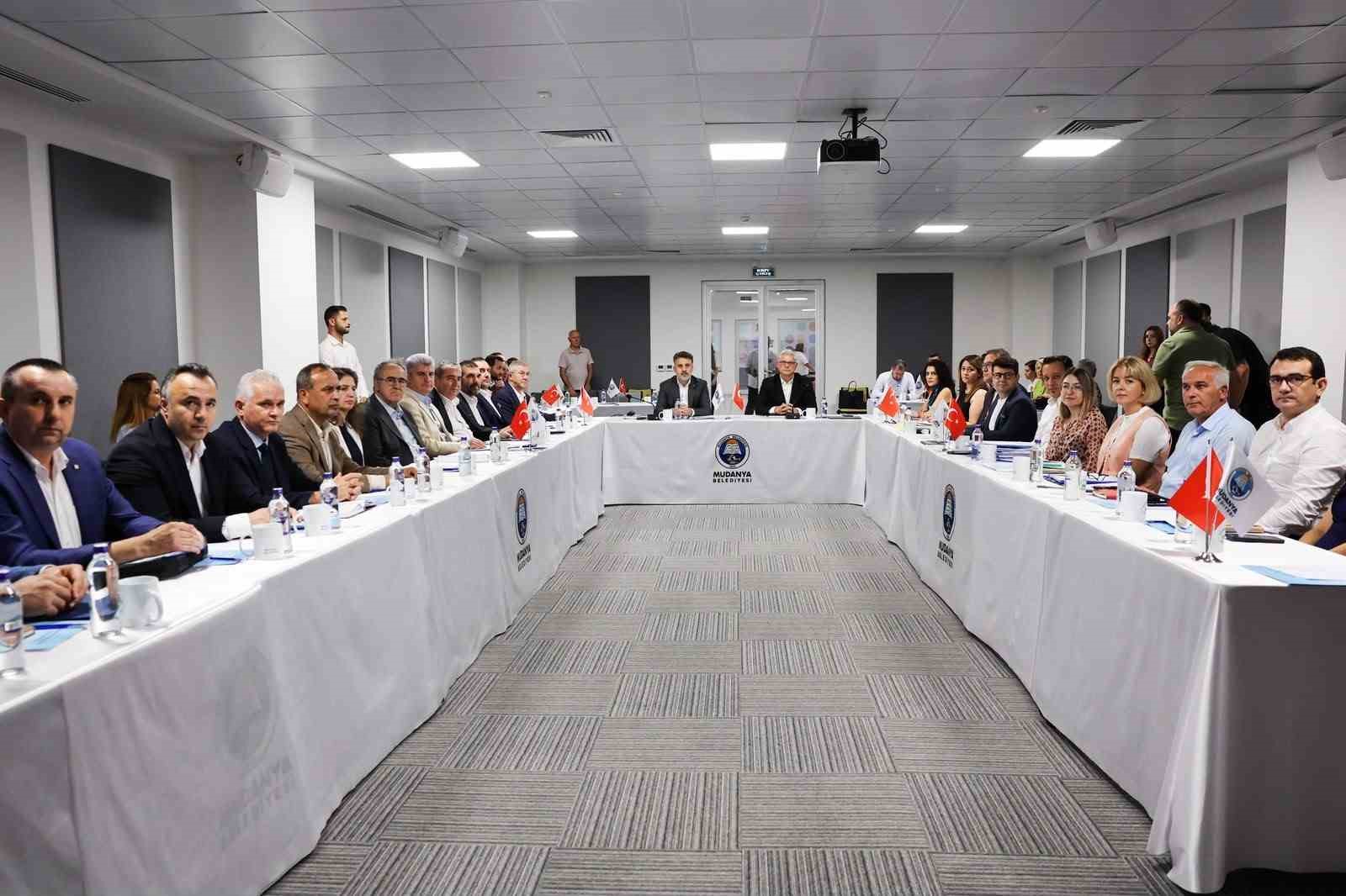 BURSA BÜYÜKŞEHİR BELEDİYESİ BAŞKAN VEKİLİ ŞAHİN BİBA, İLÇE ZİYARETLERİ KAPSAMINDA TEMASLARDA BULUNDUĞU MUDANYA’DA, KENTİN HER NOKTASINA EŞİT HİZMET GÖTÜRME GAYRETİNDE OLDUKLARINI VURGULADI.