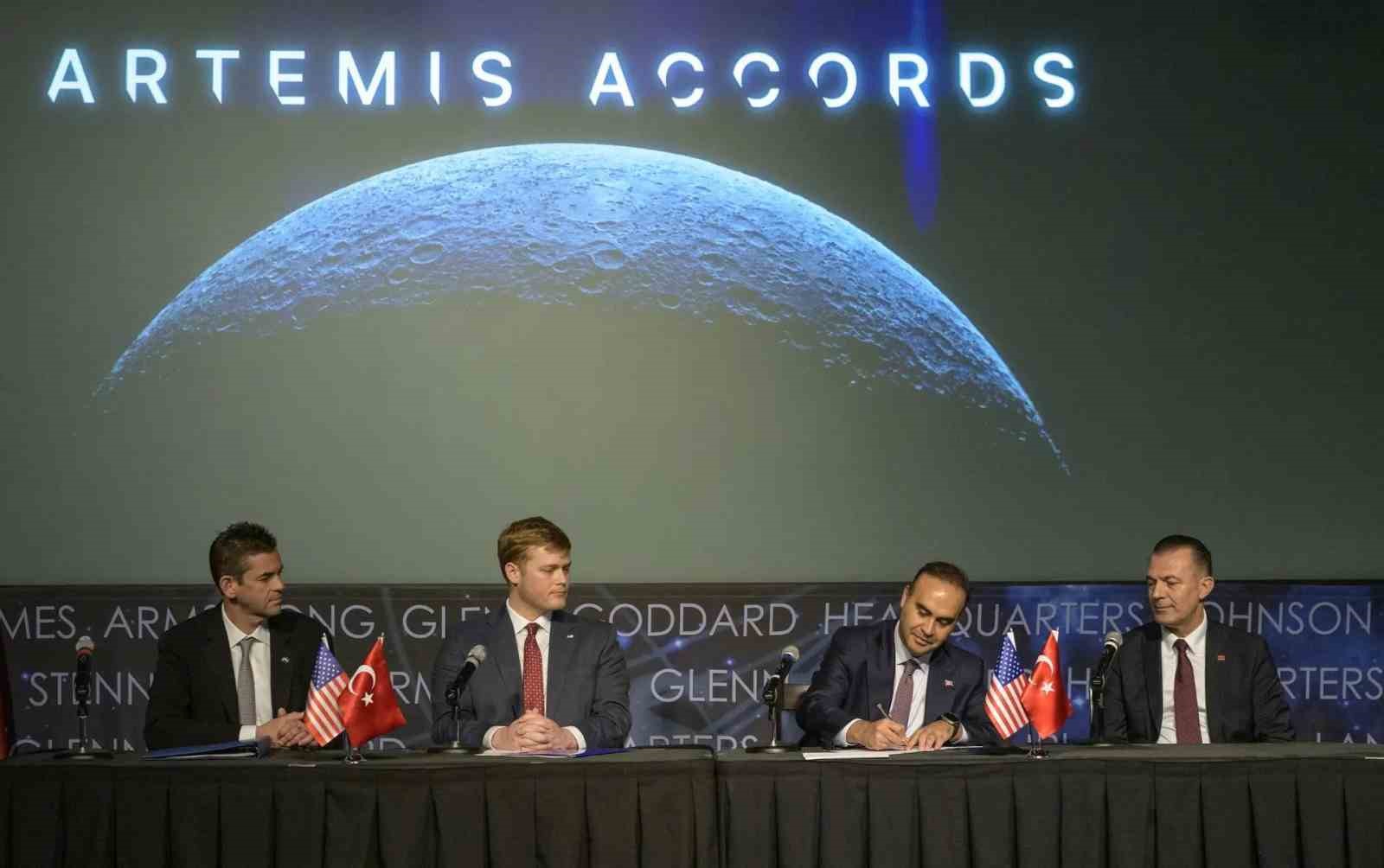 SANAYİ VE TEKNOLOJİ BAKANI MEHMET FATİH KACIR, TÜRKİYE ADINA ARTEMİS MUTABAKATI’NI İMZALADI. TÖRENDE NASA YÖNETİCİSİ JARED ISAACMAN VE TUA BAŞKANI YUSUF KIRAÇ DA YER ALDI.