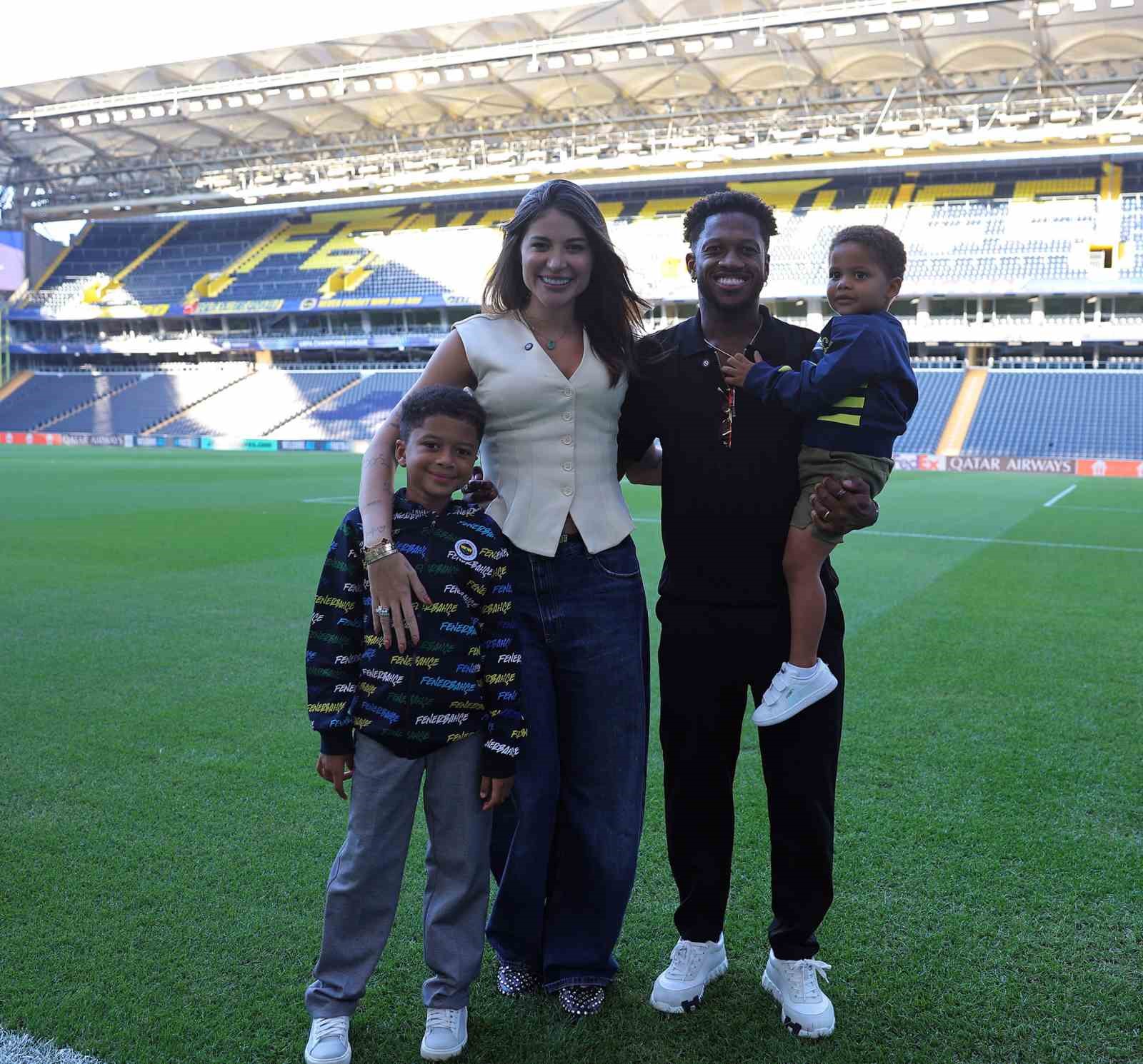 FENERBAHÇE'DE 3 SEZON FORMA GİYEN VE GEÇTİĞİMİZ GÜNLERDE ATLETİCO MİNEİRO TAKIMINA TRANSFERİ GERÇEKLEŞEN BREZİLYALI FUTBOLCU FRED, TAKIM ARKADAŞLARI VE BAŞKAN AZİZ YILDIRIM'LA VEDALAŞTI.