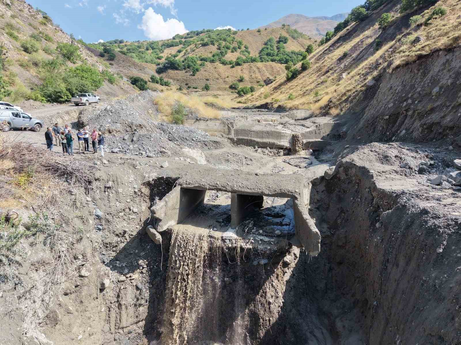 TUNCELİ’DE ETKİLİ OLAN SAĞANAK YAĞIŞTAN DOLAYI, KÖY YOLLARI ZARAR GÖRDÜ. İL ÖZEL İDARESİ EKİPLERİ, YAŞANAN OLAYIN ARDINDAN HEMEN HAREKETE GEÇEREK ÇALIŞMALARA BAŞLADI