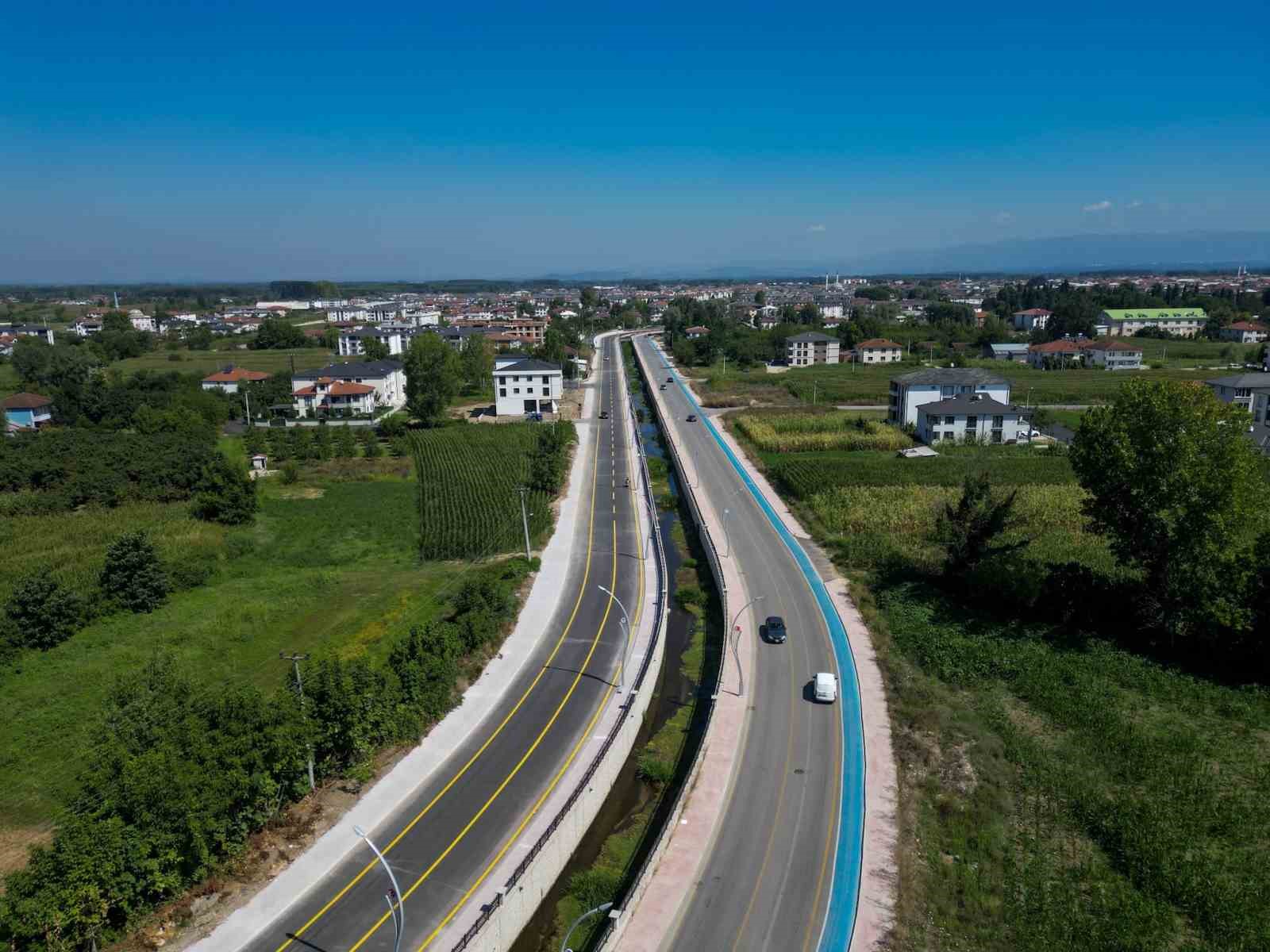 SAKARYA'NIN AKYAZI İLÇESİNDE YÜRÜTÜLEN KARACASU DERESİ ÇEVRE DÜZENLEME PROJESİ'NİN İKİNCİ ETABINDA ASFALT VE YOL ÇİZGİ ÇALIŞMALARI TAMAMLANDI.
