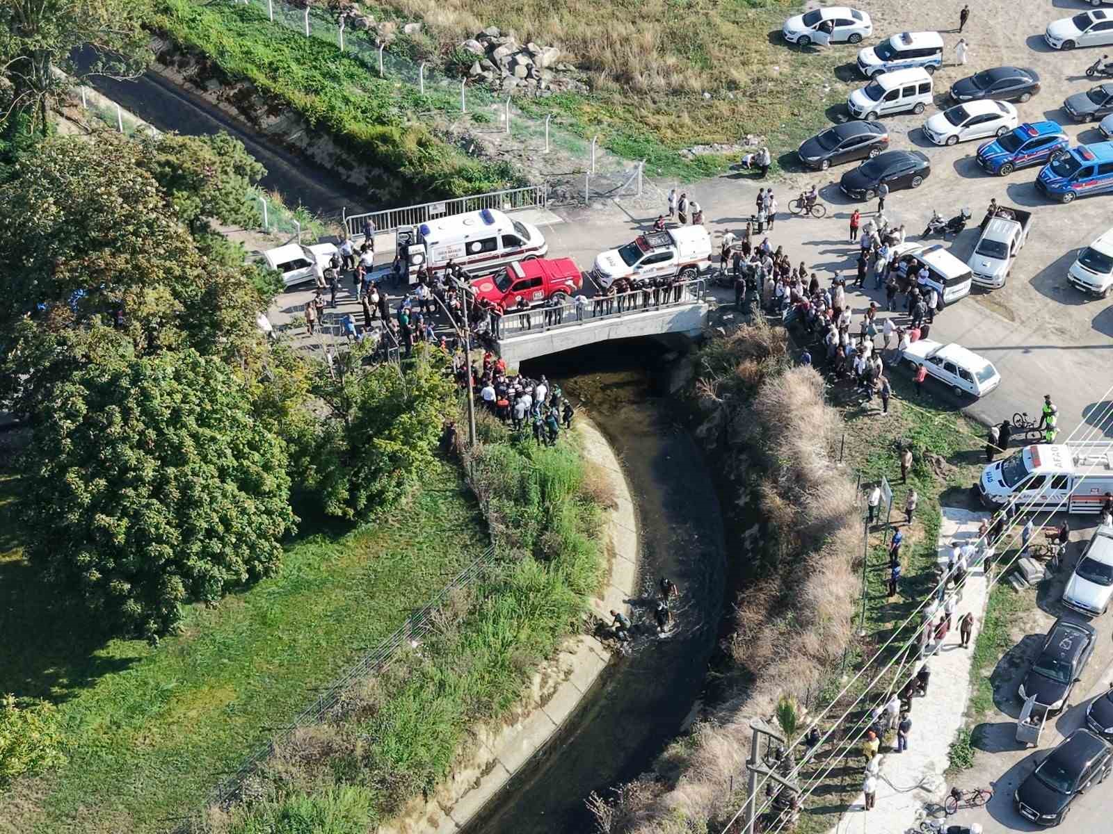 BAFRA İLÇESİNDE OTOMOBİLİN SULAMA KANALINA DÜŞMESİ SONUCU KAYBOLAN 22 YAŞINDAKİ EMRE CAN KOPARAN'IN CANSIZ BEDENİNE ULAŞILDI.