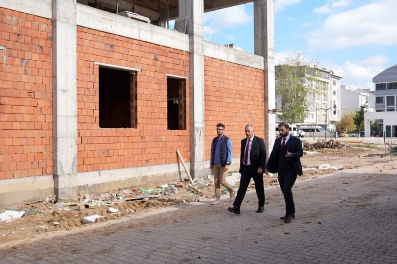 ÖZALP, BANDIRMA’DA GENÇLİK VE SPOR TESİSLERİNİ İNCELEDİ