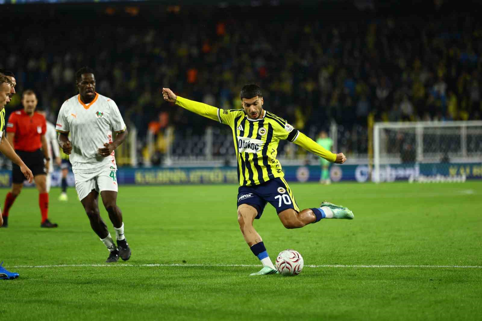 FENERBAHÇE, TRENDYOL SÜPER LİG'İN 8. HAFTASINDA EVİNDE CORENDON ALANYASPOR İLE KARŞILAŞIYOR. MÜSABAKANIN İLK 20 DAKİKASI 0-0 EŞİTLİKLE GEÇİLDİ.
