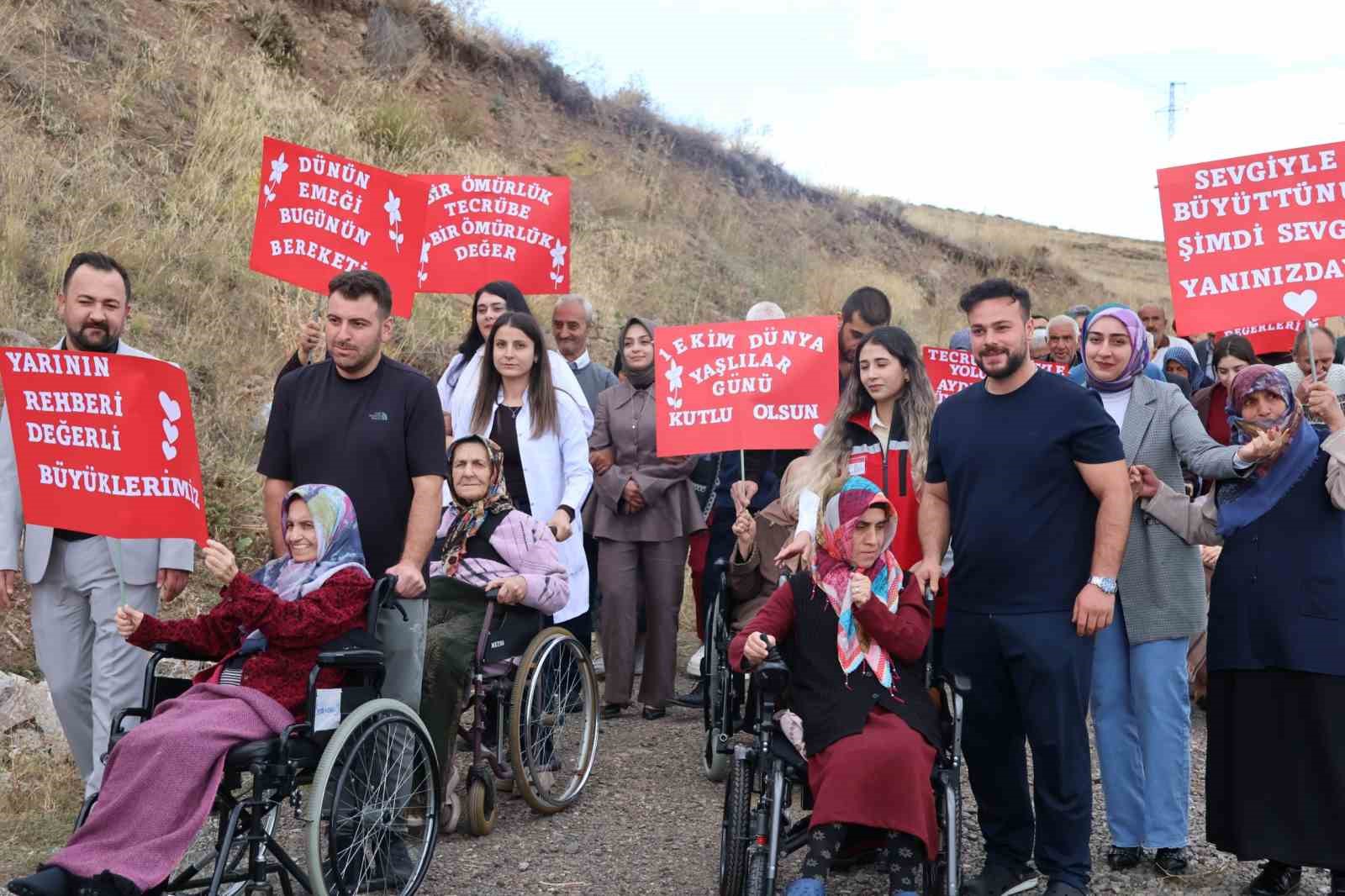 AİLE VE SOSYAL HİZMETLER BAKANLIĞI ÖNCÜLÜĞÜNDE, 1 EKİM DÜNYA YAŞLILAR GÜNÜ KAPSAMINDA 81 İLDE EŞ ZAMANLI GERÇEKLEŞTİRİLEN FARKINDALIK YÜRÜYÜŞÜNÜN ERZURUM AYAĞI, ERZURUM AİLE VE SOSYAL HİZMETLER İL MÜDÜRLÜĞÜ TARAFINDAN DÜZENLENDİ.
