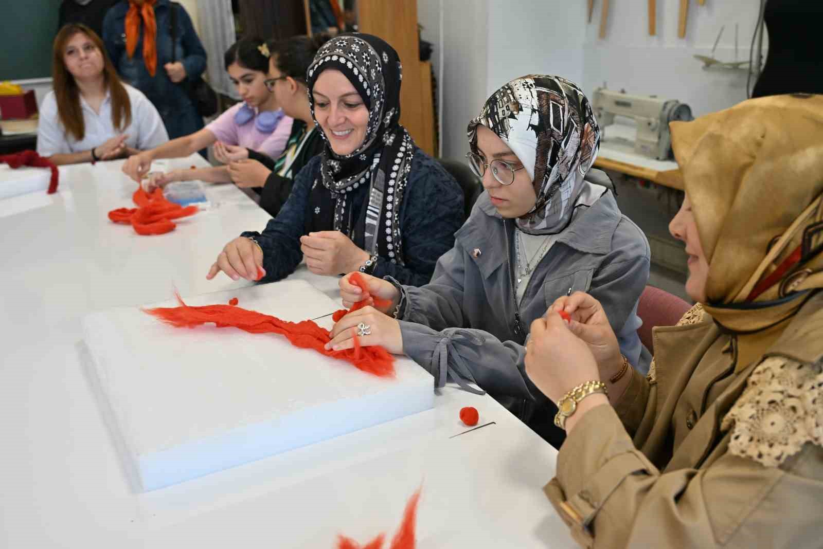 KÜLTÜR VE TURİZM BAKANLIĞI TARAFINDAN DÜZENLENEN ERZURUM KÜLTÜR YOLU FESTİVALİ, GELENEKSEL SANATLARDAN ÇOCUK ETKİNLİKLERİNE, SERGİLERDEN SİNEMA GÖSTERİMLERİNE UZANAN PROGRAMIYLA DEVAM ETTİ.
