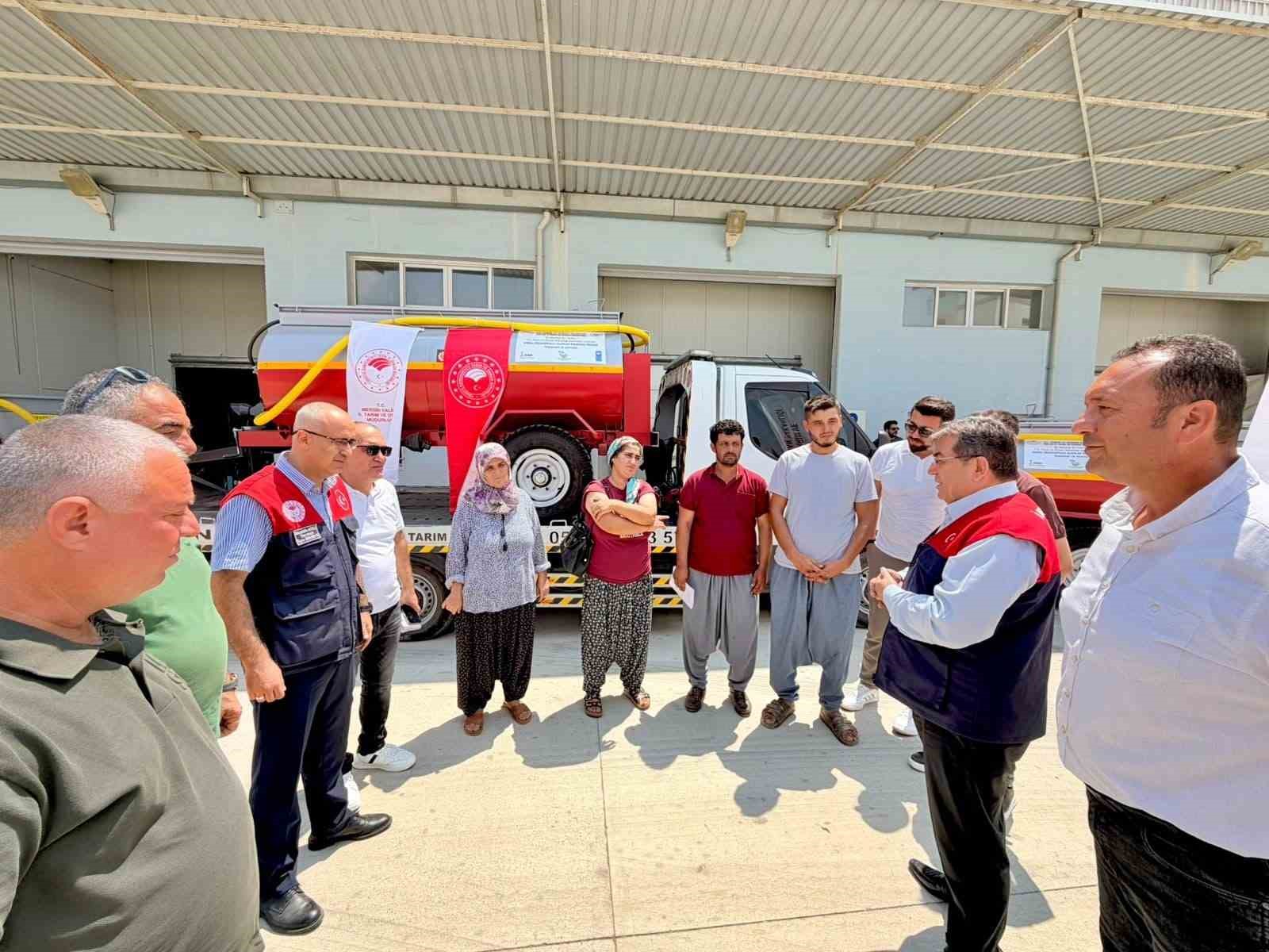 MERSİN’İN TARSUS İLÇESİNDE KIRSAL DEZAVANTAJLI ALANLAR KALKINMA PROJESİ (KDAKP) KAPSAMINDA ÜRETİCİLERE SU TANKERLERİ TESLİM EDİLİRKEN, TURUNÇGİL ÜRETİCİLERİNE YÖNELİK DOĞRU HASAT TEKNİKLERİ EĞİTİMİ VERİLDİ.