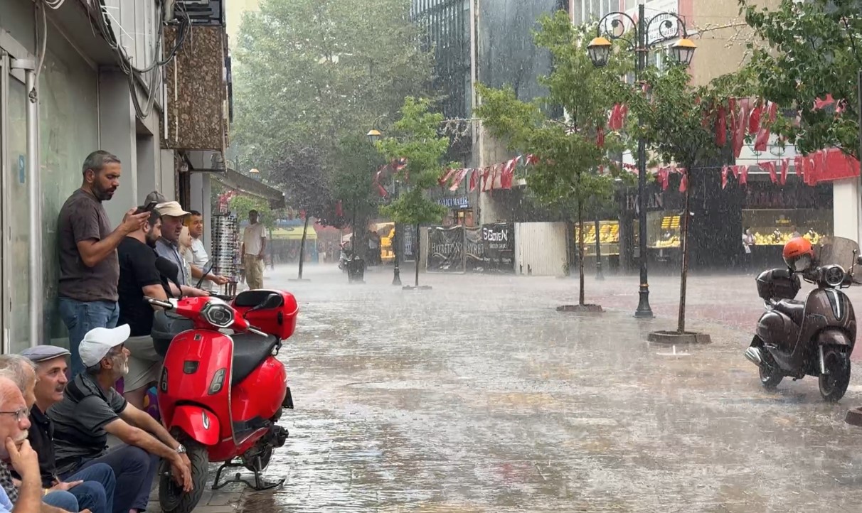 KARABÜK'TE ANİDEN BASTIRAN VE YAKLAŞIK 10 DAKİKA ETKİLİ OLAN SAĞANAK YAĞIŞ, KENT MERKEZİNDE RENKLİ GÖRÜNTÜLERE SAHNE OLDU.