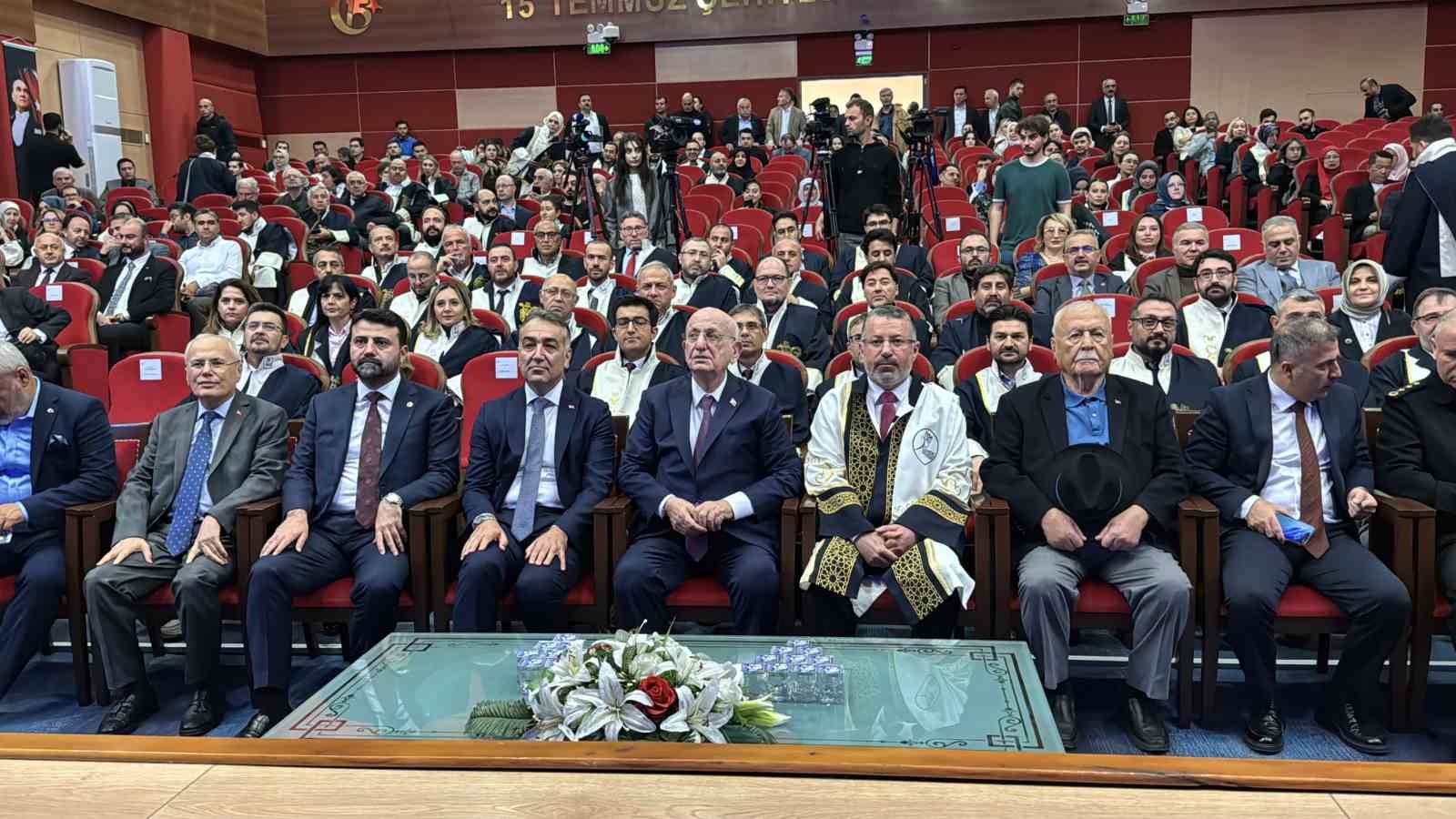 KARABÜK ÜNİVERSİTESİNDE (KBÜ) 2026-2027 AKADEMİK YILI İÇİN PROGRAM DÜZENLENDİ. PROGRAM KAPSAMINDA İLK OLARAK BİLGİSAYAR VE BİLİŞİM BİLİMLERİ FAKÜLTESİNİN AÇILIŞ TÖRENİ YAPILDI.
