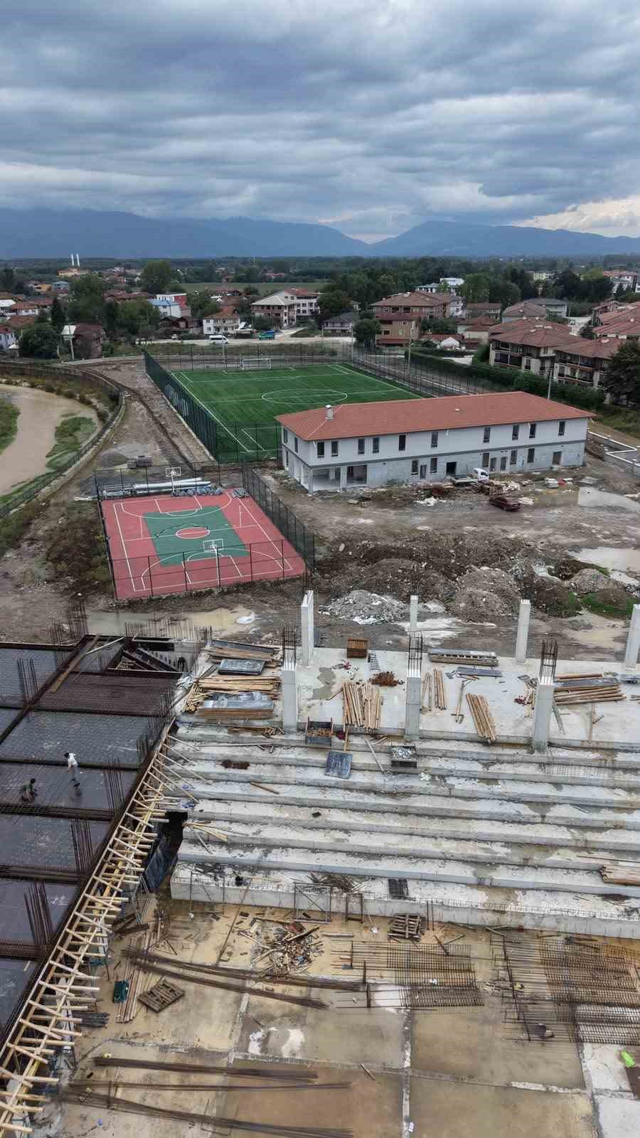 DÜZCE BELEDİYESİ TARAFINDAN HAYATA GEÇİRİLEN 19 MAYIS SPOR KAMPÜSÜ’NDE ÇALIŞMALAR DEVAM EDİYOR. 3 BİN METREKARELİK ALANDA KAPALI VE AÇIK SPOR ALANLARINDA YÜRÜTÜLEN ÇALIŞMALARIN ÖNEMLİ BÖLÜMÜ TAMAMLANDI.