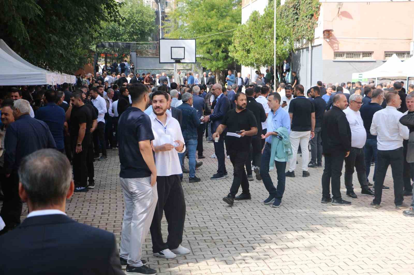 DİYARBAKIR TİCARET VE SANAYİ ODASI’NDA (DTSO) MESLEK KOMİTESİ VE MECLİS ÜYELERİ SEÇİMİ BAŞLADI. 26 BİN 515 ÜYESİ BULUNAN DTSO’DA, SEÇME VE SEÇİLME HAKKINA SAHİP 9 BİN 946 ÜYE OY KULLANACAK.