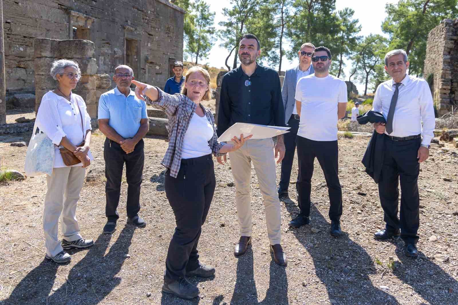 MANAVGAT BELEDİYE BAŞKAN VEKİLİ AV. MEHMET ÇİÇEK, BELEDİYE BAŞKAN YARDIMCILARI VE BİRİM MÜDÜRLERİYLE BİRLİKTE LYRBE ANTİK KENTİ’NDE KAPSAMLI İNCELEMELERDE BULUNDU.