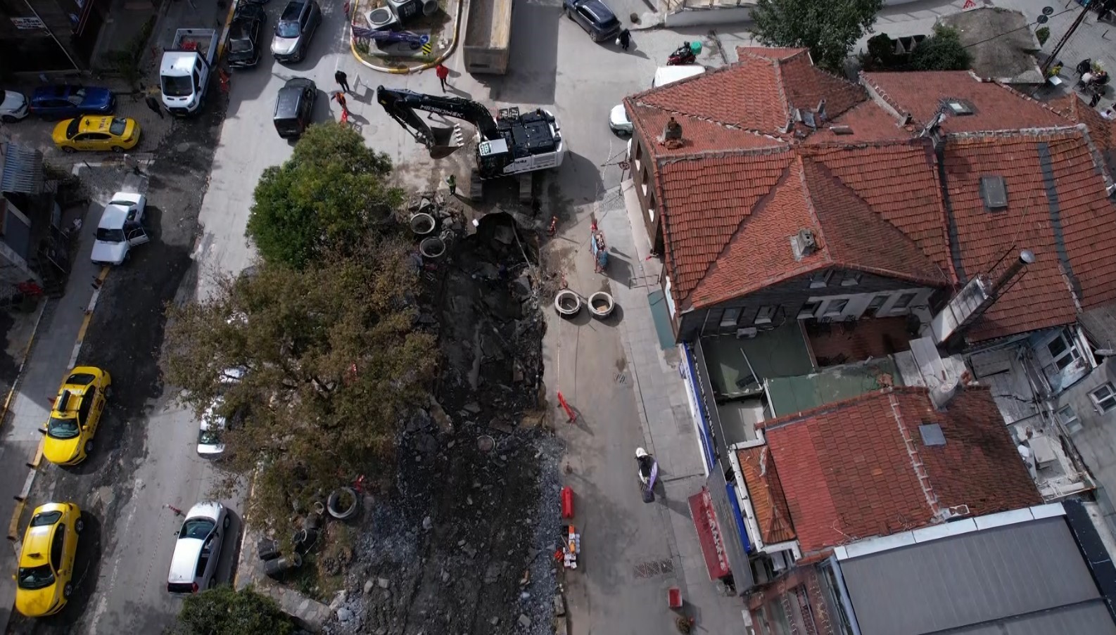 İSTANBUL EYÜPSULTAN’DA DEVAM EDEN ALTYAPI ÇALIŞMALARINDA SABAH SAATLERİNDE KISMİ ÇÖKME MEYDANA GELDİ. ÇÖKMENİN YAŞANDIĞI NOKTA HAVADAN GÖRÜNTÜLENİRKEN ÇEVRE ESNAFI ÇALIŞMALARIN BİR AN ÖNCE BİTMESİNİ İSTEDİ.