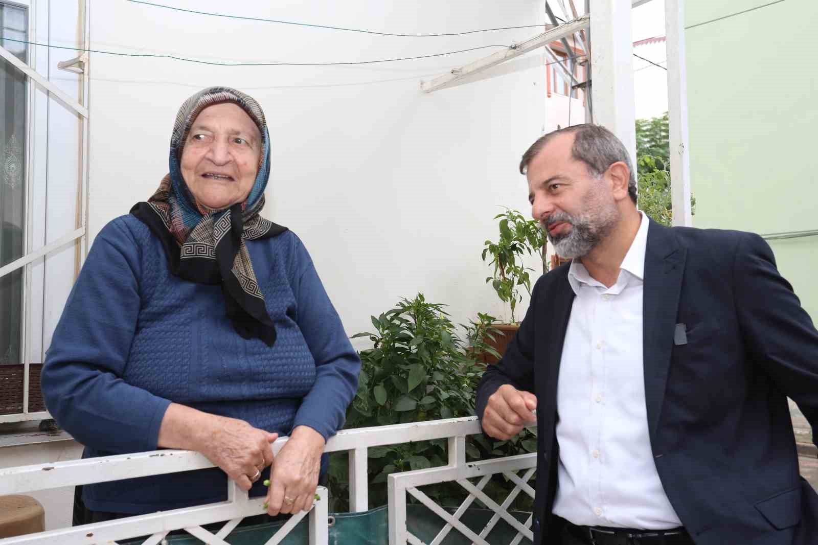 GÜRSU BELEDİYESİ,  AİLE VE SOSYAL HİZMETLER BAKANLIĞI TARAFINDAN DESTEKLENEN ‘YUVAMDA SAĞLIK VE HUZUR VAR’ PROJESİ KAPSAMINDA EKİM AYI ETKİNLİKLERİNE DUYGU YÜKLÜ BİR SAHA ÇALIŞMASI İLE BAŞLADI.  1 EKİM DÜNYA YAŞLILAR GÜNÜ NEDENİYLE, İLÇENİN EN YAŞLI BÜYÜKLERİNİ ZİYARET EDEN GÜRSU BELEDİYE BAŞKANI VE EKİBİ, YAŞLILARIN GÖNÜLLERİNDE TAHT KURDU.