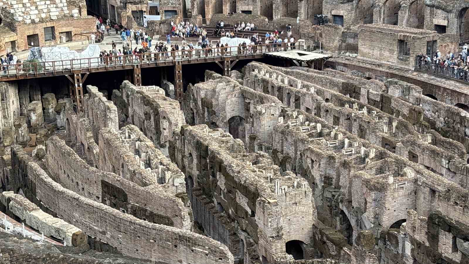 TROYA SAVAŞLARI'NIN YAŞANDIĞI TROYA ÖREN YERİ'NDEN ÇIKAN ESERLER, ROMA'NIN DÜNYACA ÜNLÜ SİMGE YAPISI OLAN KOLEZYUM'DAKİ 'TROİA VE ROMA: ANTİK AKDENİZ'İN MİTLERİ, EFSANELERİ VE HİKAYELERİ' SERGİSİNDE SERGİLENDİ.