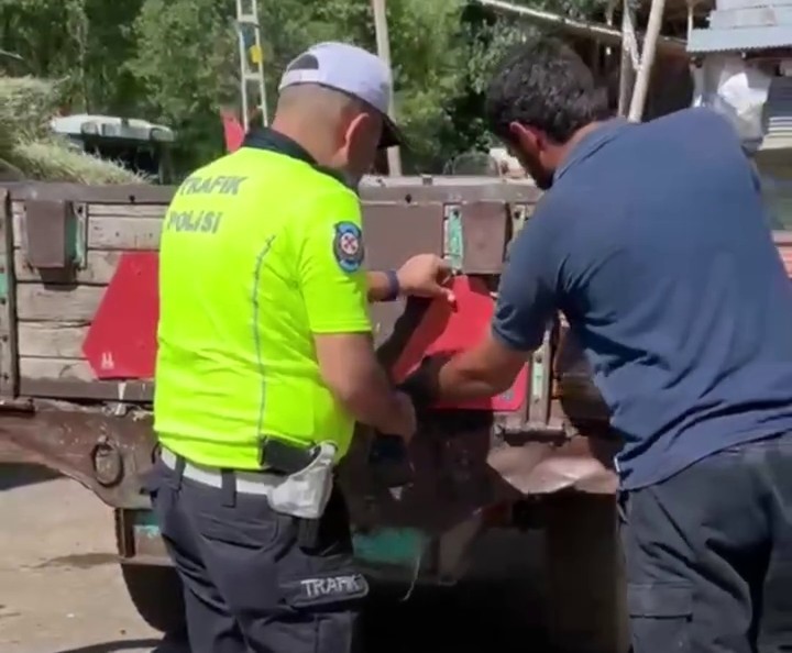 ERZURUM’DA TRAKTÖR KAZALARININ ÖNÜNE GEÇMEK VE KIRSAL YOLLARDA TRAFİK GÜVENLİĞİNİ ARTIRMAK AMACIYLA BAŞLATILAN "REFLEKTÖRLE YOL AL, GÜVENDE KAL" PROJESİ KAPSAMINDA, TARIM ARAÇLARINA REFLEKTÖR MONTAJI VE SÜRÜCÜLERE YÖNELİK BİLGİLENDİRME ÇALIŞMALARI ARALIKSIZ DEVAM EDİYOR.