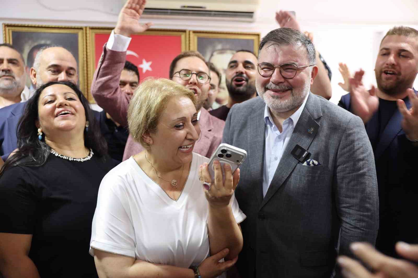TUTUKLANAN MENDERES BELEDİYE BAŞKANI İLKAY ÇİÇEK’İN İÇİŞLERİ BAKANLIĞI TARAFINDAN GÖREVDEN UZAKLAŞTIRILMASININ ARDINDAN GERÇEKLEŞTİRİLEN BAŞKAN VEKİLLİĞİ SEÇİMLERİNİ CUMHUR İTTİFAKI ADAYI ASUMAN ŞEN KAZANDI.
