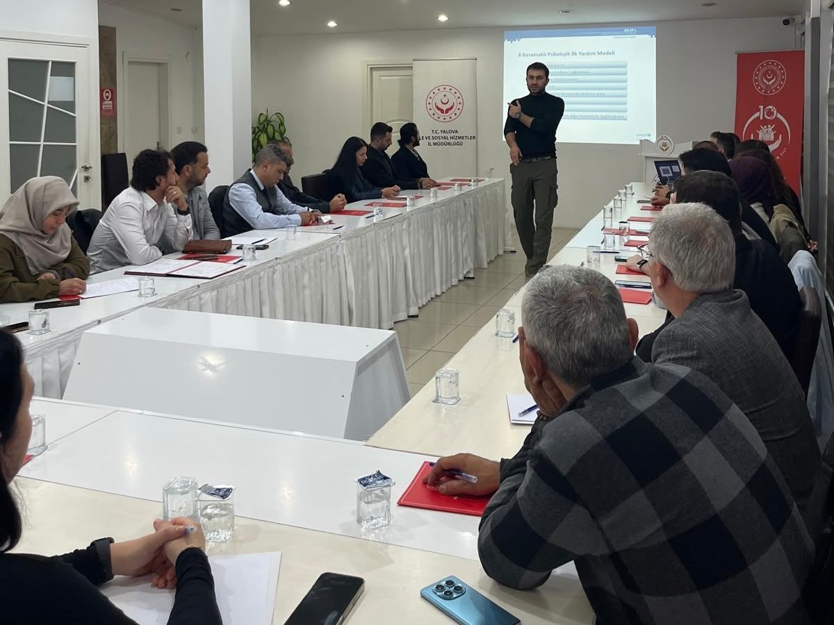 YALOVA’DA AFET VE ACİL DURUMLAR SONRASINDA SUNULACAK PSİKOSOSYAL DESTEK HİZMETLERİNİN NİTELİĞİNİN ARTIRILMASI VE MÜDAHALE KAPASİTESİNİN GÜÇLENDİRİLMESİ AMACIYLA PERSONELE YÖNELİK "AFET VE ACİL DURUMLARDA PSİKOLOJİK İLK YARDIM EĞİTİMİ" DÜZENLENDİ.