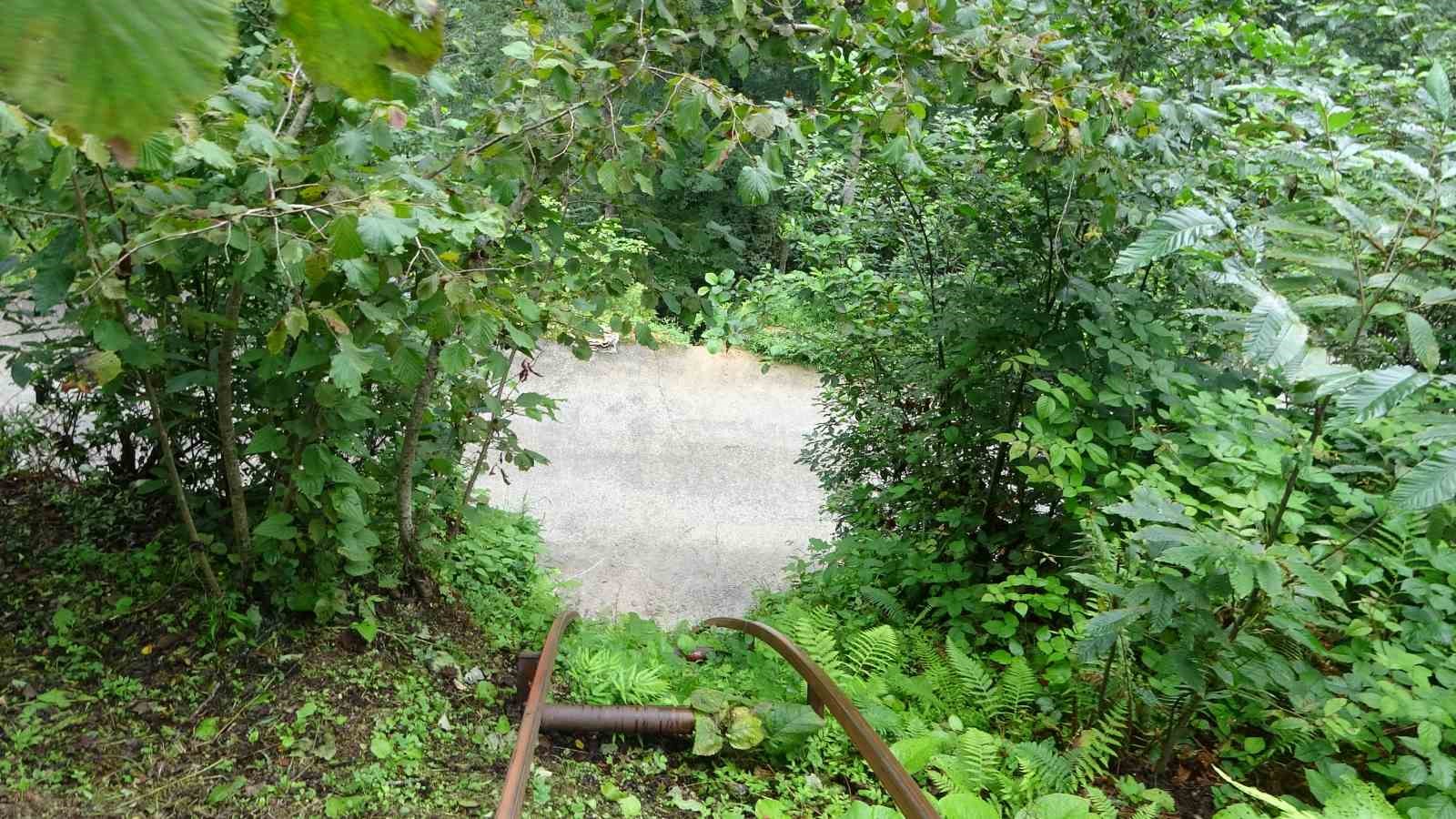 TRABZON'UN KÖPRÜBAŞI İLÇESİNDE YAŞAYAN 78 YAŞINDAKİ HÜSEYİN KADIOĞLU, YOLU BULUNMAYAN EVİNE KENDİ İMKANLARIYLA 120 METRE UZUNLUĞUNDA RAYLI ULAŞIM SİSTEMİ KURDU.