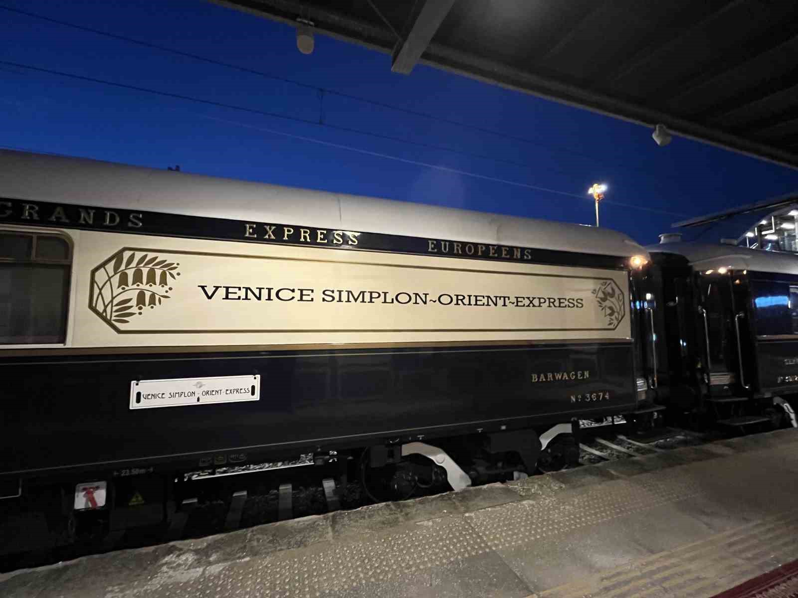 FRANSA'NIN BAŞKENTİ PARİS’TEN YOLA ÇIKAN ORİENT EXPRESS, AKŞAM SAATLERİNDE İSTANBUL’A ULAŞTI. BAKIRKÖY TREN İSTASYONU’NA YANAŞAN TRENDEKİ YOLCULAR İÇİN KARŞILAMA TÖRENİ DÜZENLENDİ.