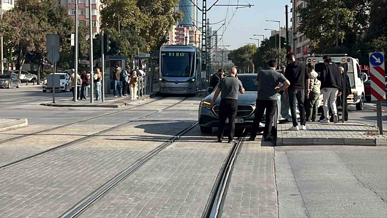 KONYA’DA KAZA SONRASI TRAMVAY HATTINA GİREN VE KENDİNİ KİLİTLEYEREK ÇALIŞMADIĞI BELİRTİLEN OTOMOBİL, TRAMVAY SEFERLERİNİN BİR SÜRE DURMASINA NEDEN OLDU.
