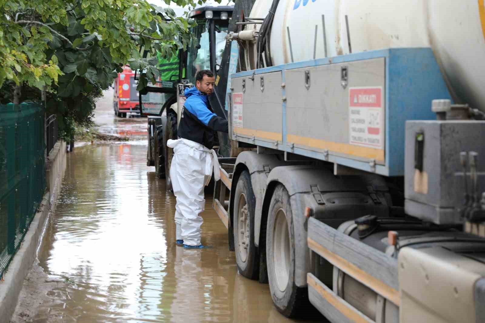 BURSA BÜYÜKŞEHİR BELEDİYE BAŞKAN VEKİLİ ŞAHİN BİBA, İL GENELİNDE ETKİLİ OLAN YAĞIŞIN ARDINDAN SEL VE SU BASKINI YAŞANAN MUDANYA’NIN ESENCE MAHALLESİ’NDE İNCELEMELERDE BULUNDU. VATANDAŞLARIN MAĞDURİYETLERİNİN GİDERİLİP YARALARIN SARILACAĞINI VURGULAYAN BAŞKAN VEKİLİ BİBA, İMAR PLANI BULUNMAYAN BÖLGEDE PLANLAMA VE ALTYAPI ÇALIŞMALARINA DA HIZ VERİLECEĞİNİ DUYURDU.