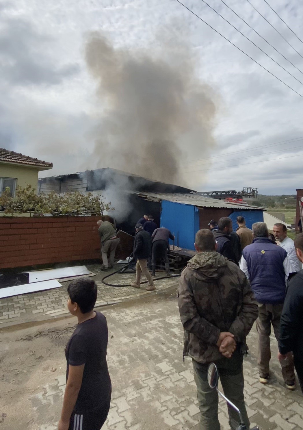 ÇANAKKALE’NİN BİGA İLÇESİNDE SANAYİDE H MARANGOZ ATÖLYESİNDE ÇIKAN YANGIN İTFAİYE EKİPLERİNİN MÜDAHALESİYLE SÖNDÜRÜLDÜ.