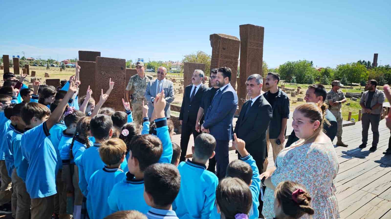 BİTLİS'İN AHLAT İLÇESİNDE ÇOCUKLAR, TRT SİNEMA TIRI İLE BEYAZ PERDE HEYECANI YAŞADI.