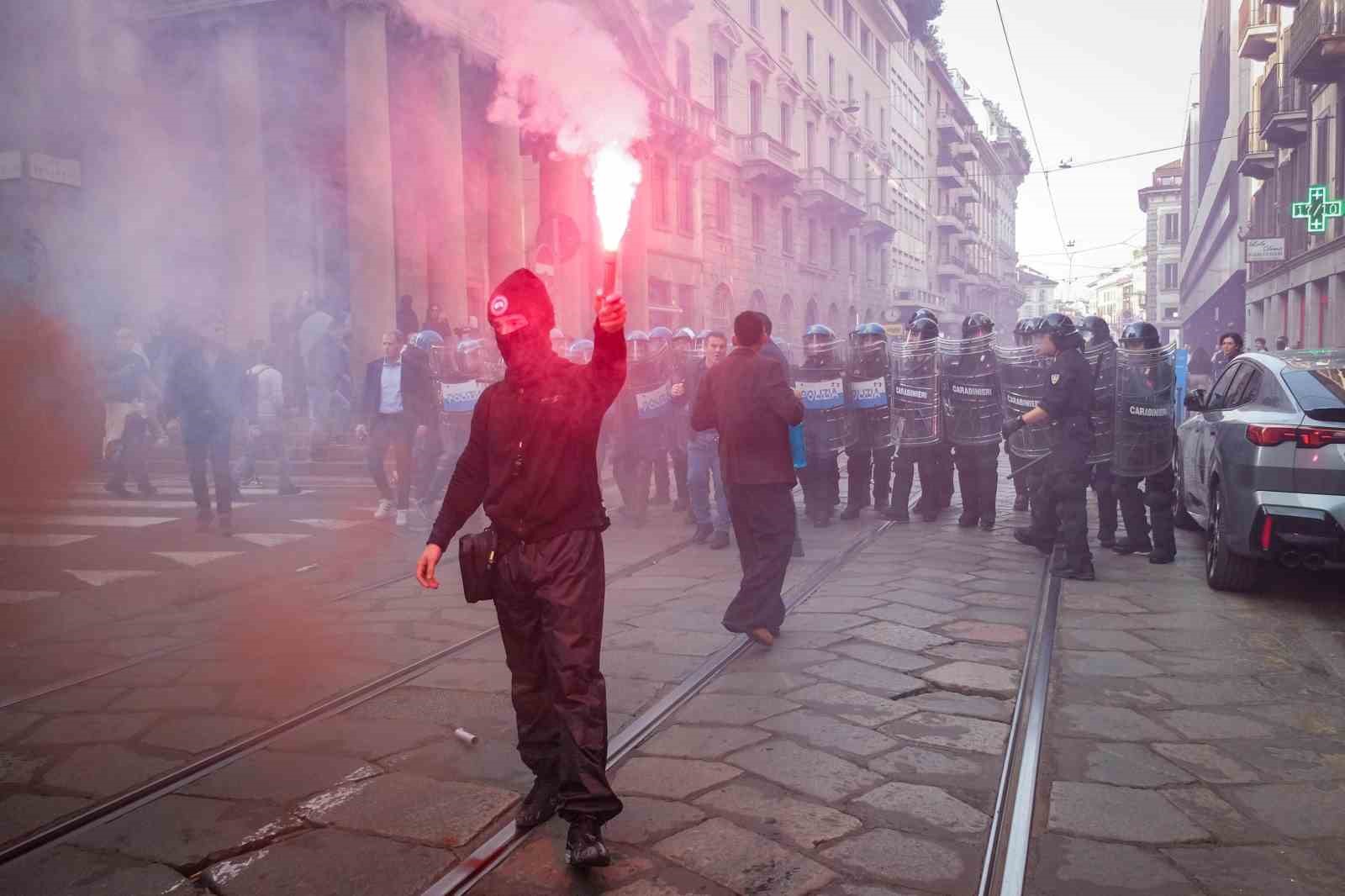 İTALYA’NIN MİLANO KENTİNDE HAYAT PAHALILIĞI VE BAŞBAKAN GİORGİA MELONİ HÜKÜMETİNE KARŞI DÜZENLENEN VE 5 BİNDEN FAZLA KİŞİNİN KATILDIĞI PROTESTO YÜRÜYÜŞÜNÜN ARDINDAN POLİSLE GÖSTERİCİLER ARASINDA ÇATIŞMA ÇIKARKEN, GÜVENLİK GÜÇLERİ TAŞ VE SERT CİSİMLER ATAN GRUPLARA GÖZ YAŞARTICI GAZLA MÜDAHALE ETTİ.