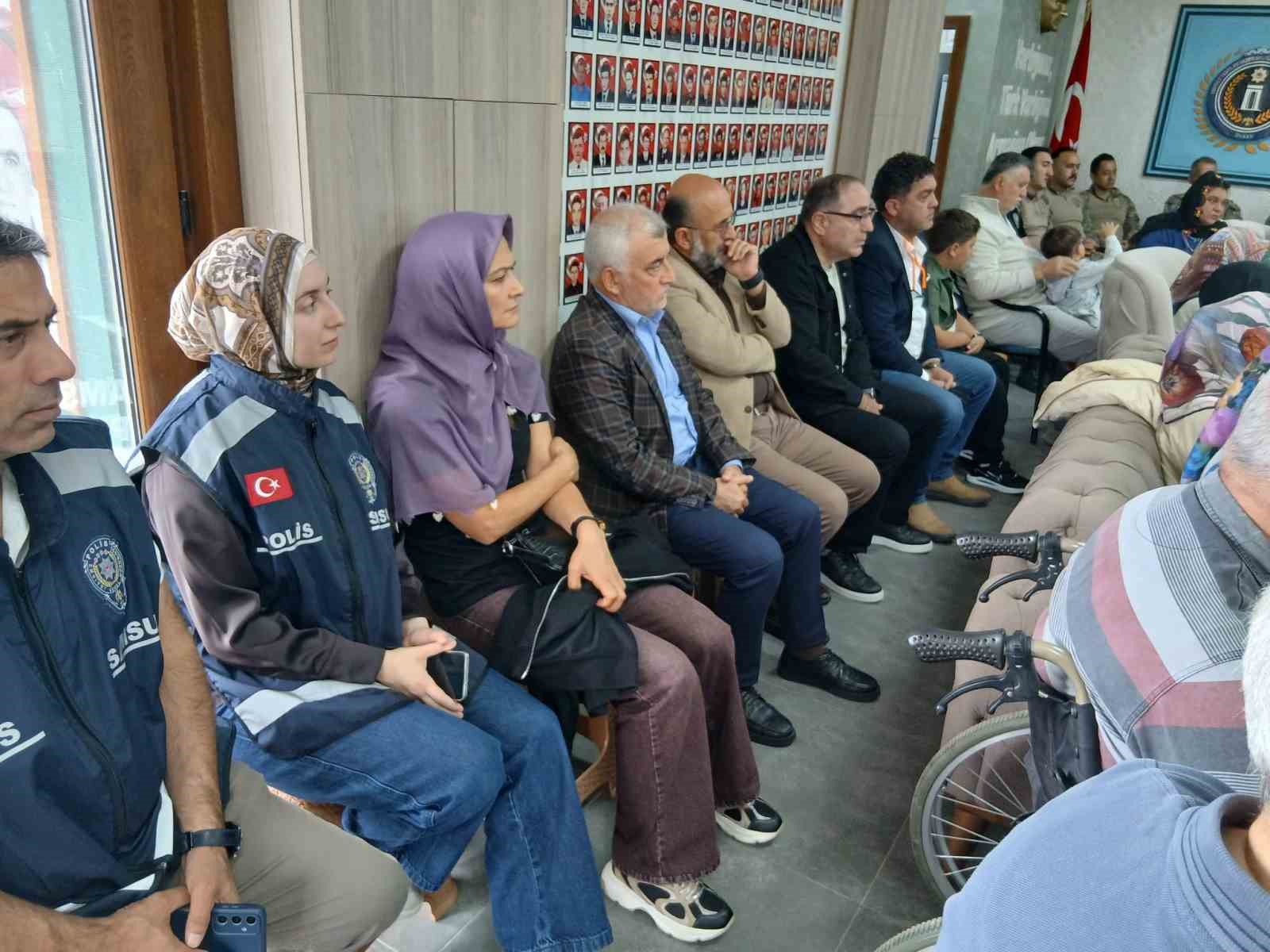 EMNİYET TEŞKİLATI VAZİFE MALULÜ VE ŞEHİT AİLELERİ VAKFI (EMŞAV) KARADENİZ BÖLGE BAŞKANLIĞI TARAFINDAN GELENEKSEL OLARAK DÜZENLENEN ŞEHİTLERİ ANMA PROGRAMININ 273’ÜNCÜSÜ GERÇEKLEŞTİRİLDİ. PROGRAMDA, EYLÜL AYINDA ŞEHİT OLAN KAHRAMANLAR BAŞTA OLMAK ÜZERE TÜM ŞEHİTLER İÇİN KUR’AN-I KERİM OKUNARAK DUALAR EDİLDİ.